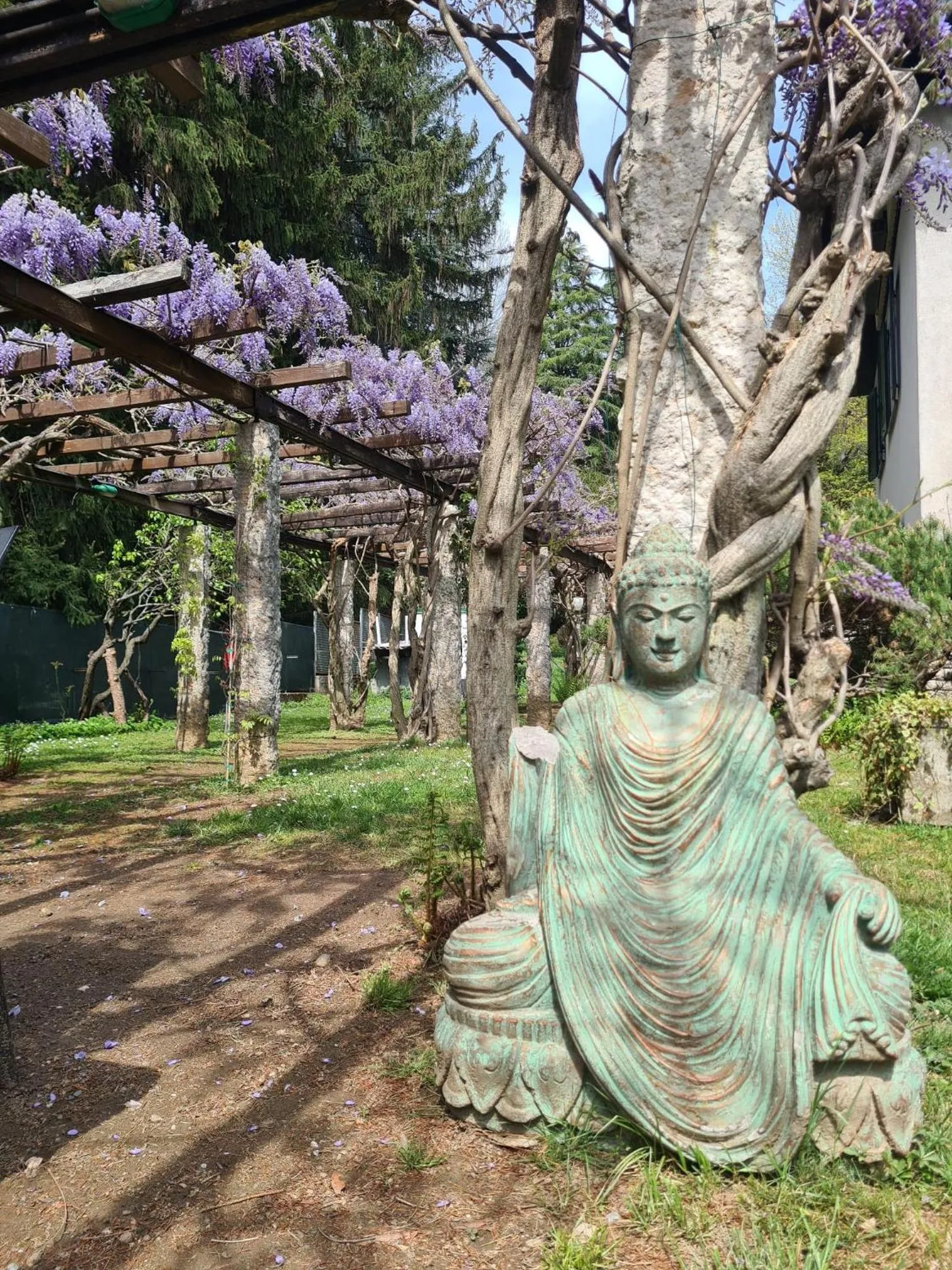 Garden view in Villa Sofia luxury home between Como and MIlano