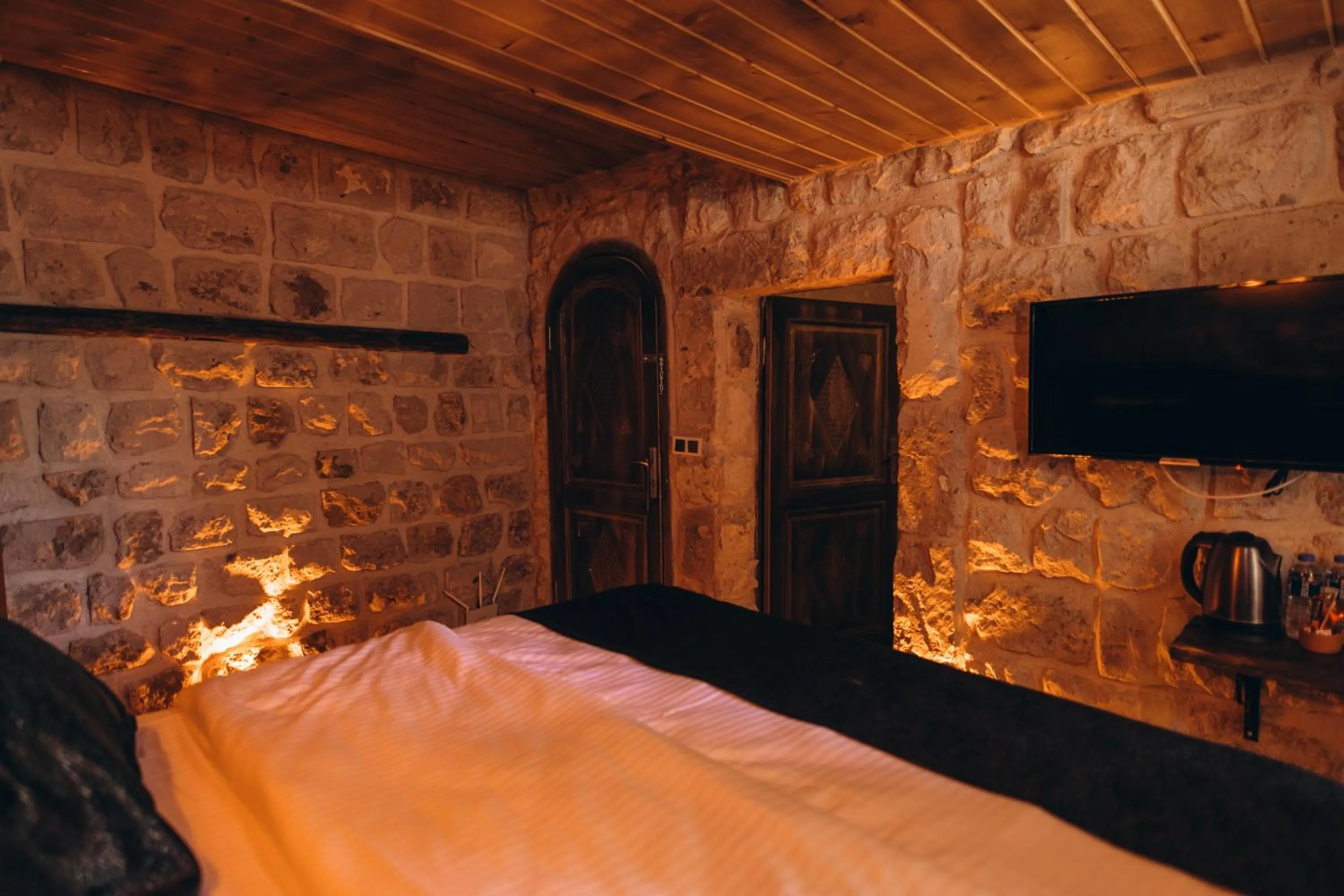 Bed in İsadora Cave Cappadocia