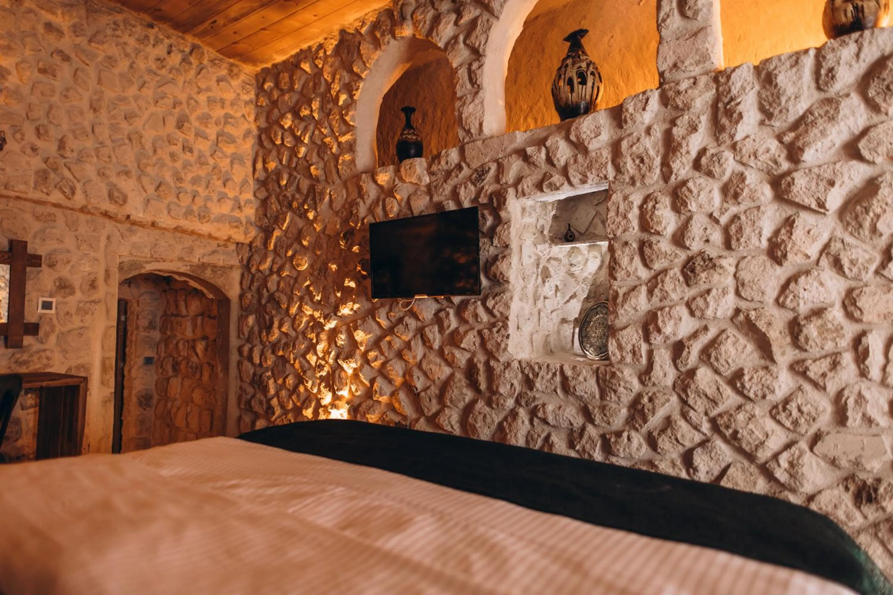 Bed in İsadora Cave Cappadocia