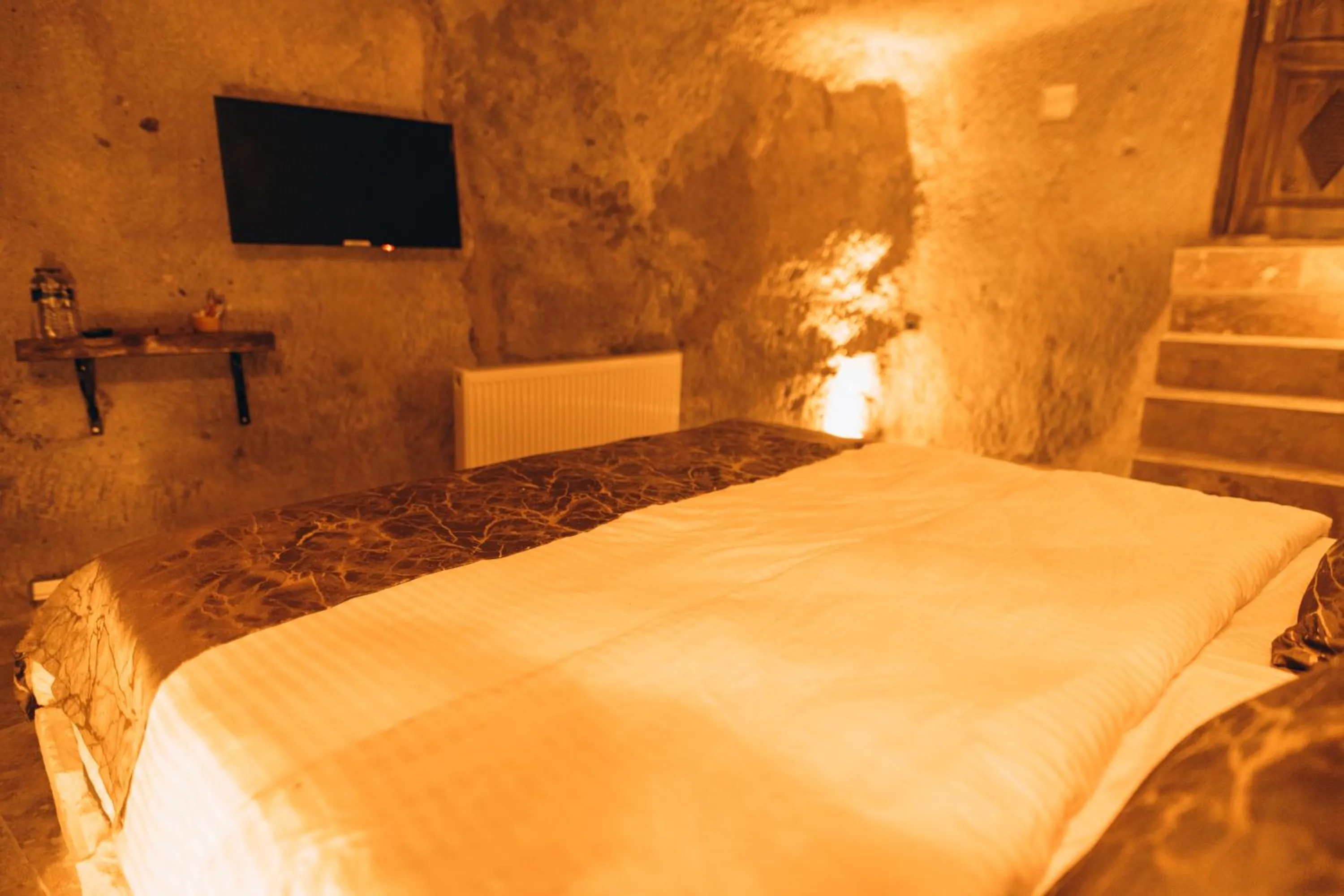 Bed in İsadora Cave Cappadocia