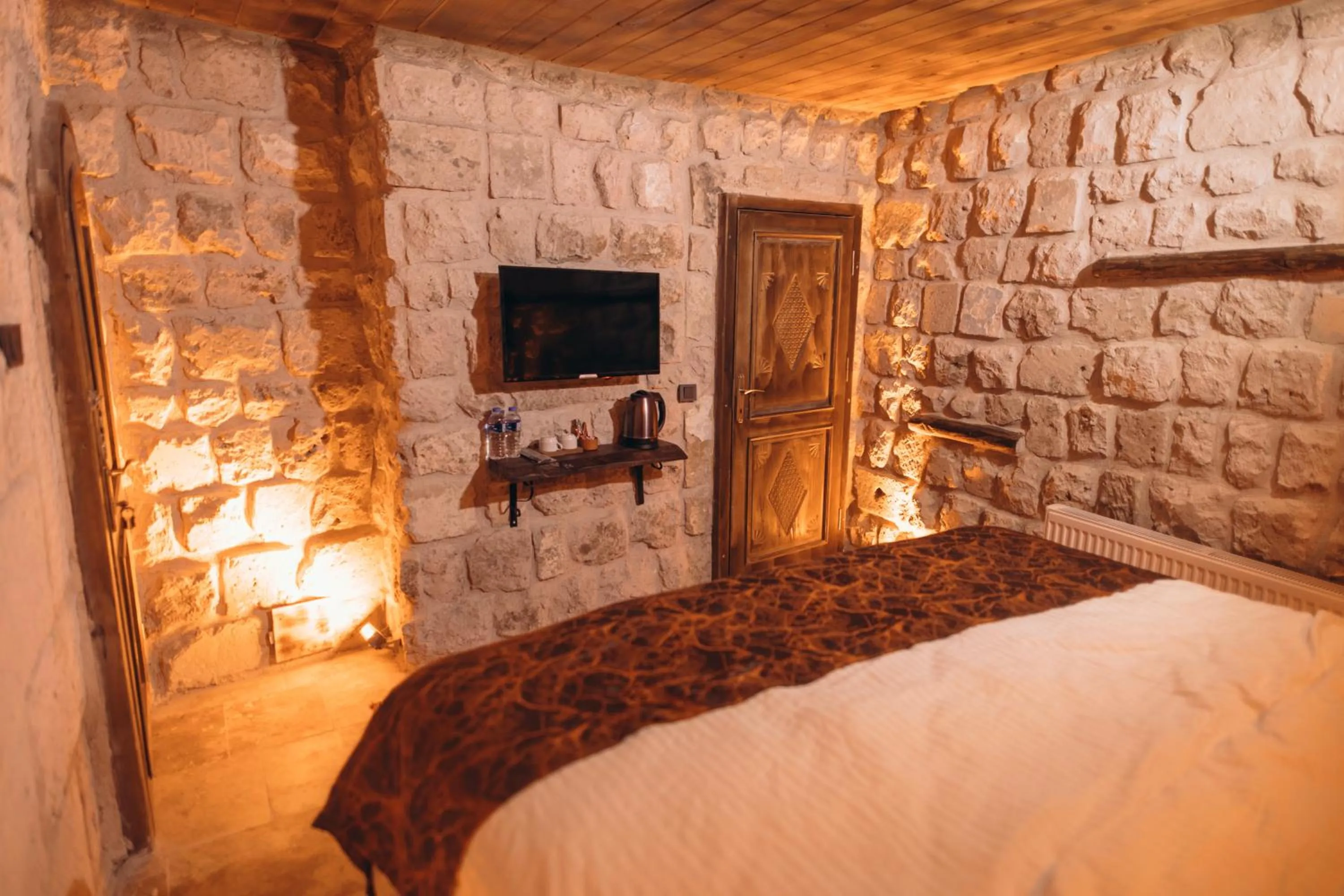Bed in İsadora Cave Cappadocia