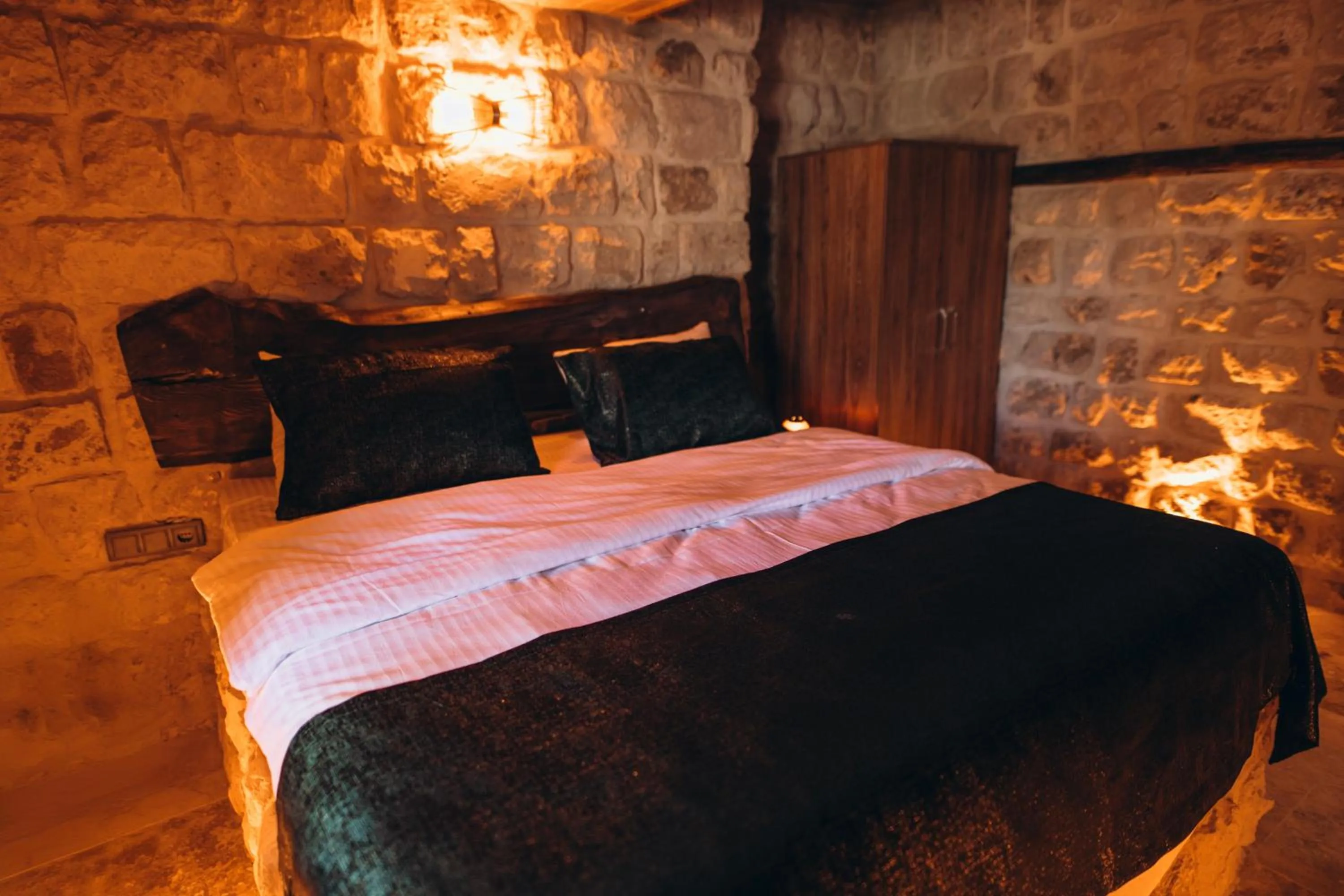 Bed in İsadora Cave Cappadocia