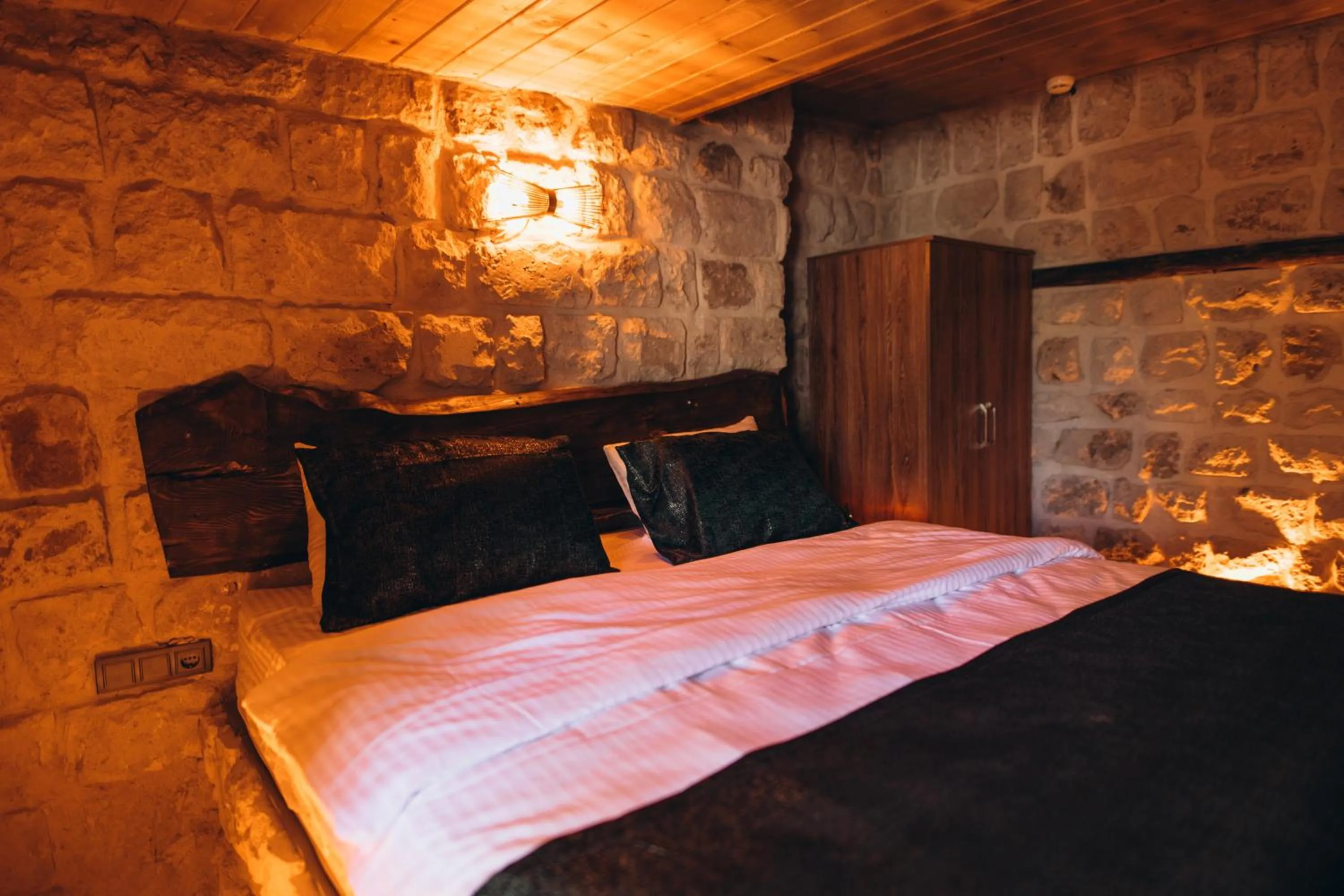Bed in İsadora Cave Cappadocia