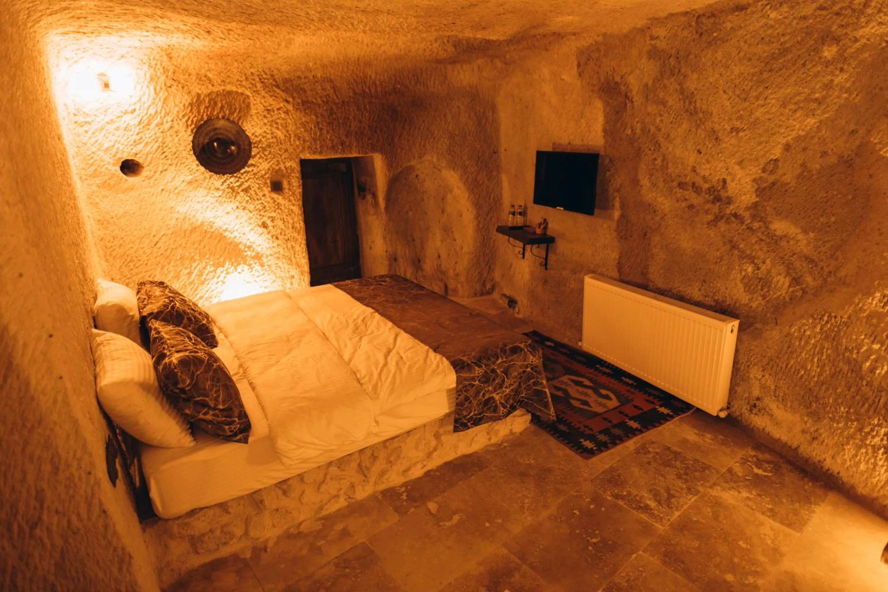 Bed in İsadora Cave Cappadocia