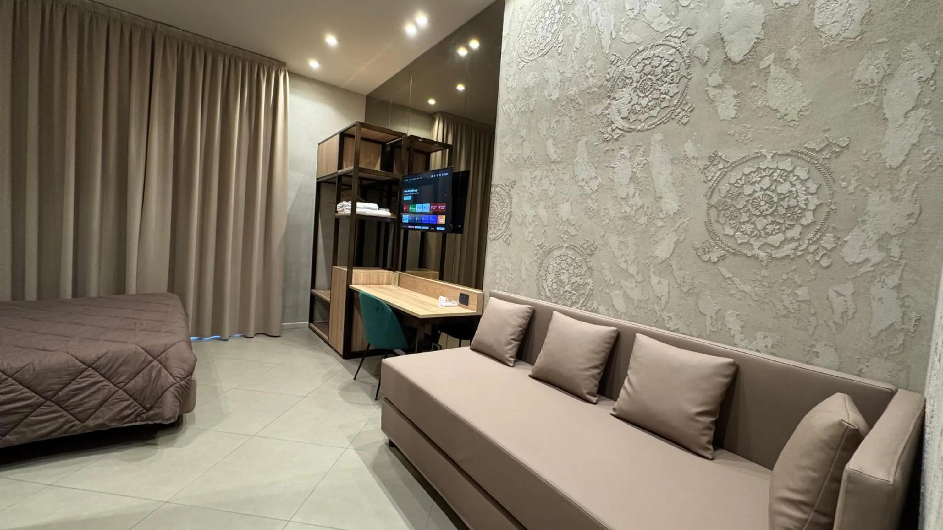 TV and multimedia in Tropicana Room