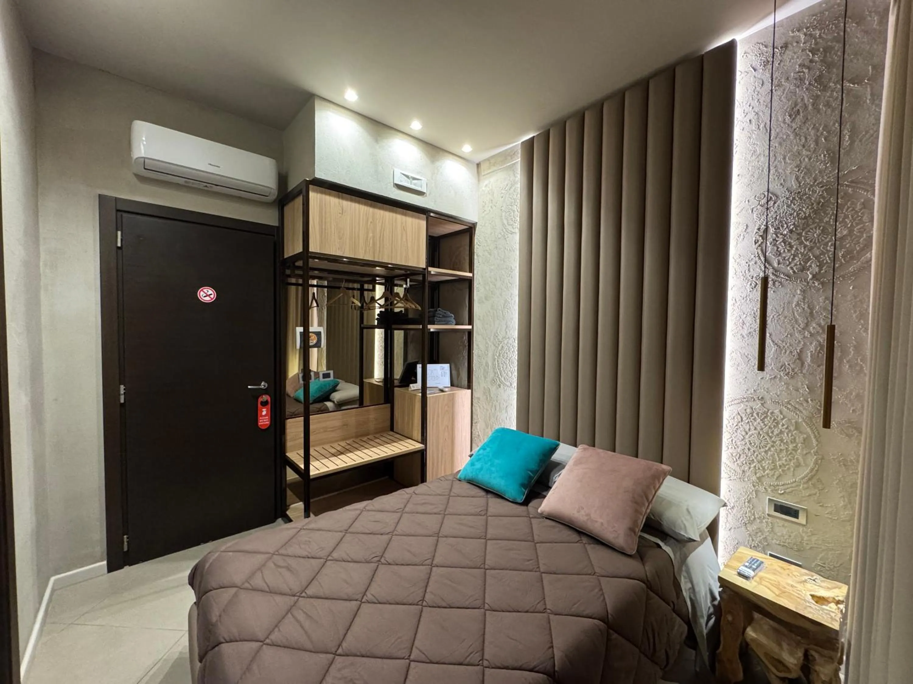 Photo of the whole room, Bed in Tropicana Room