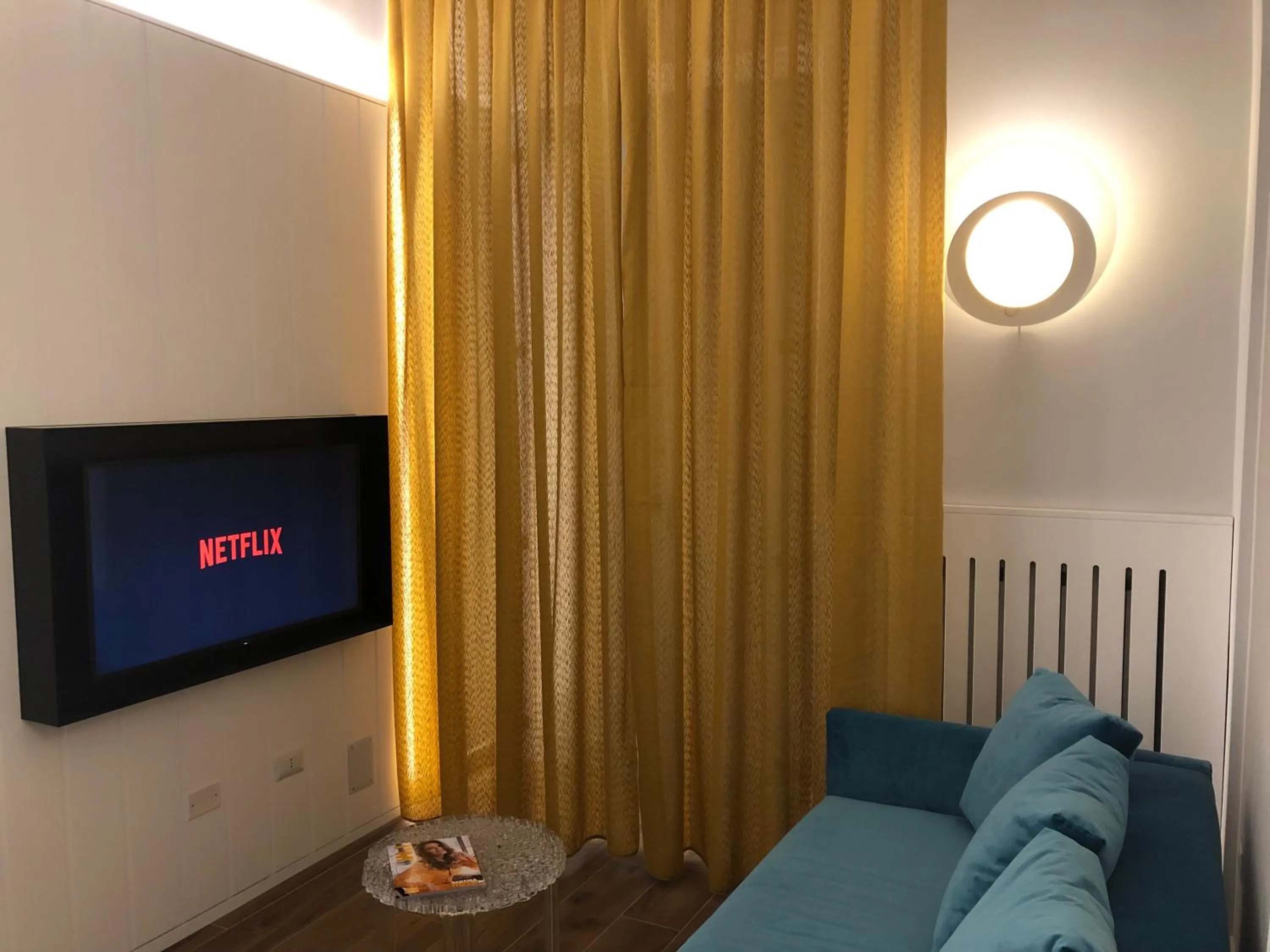 TV and multimedia in Tropicana Room