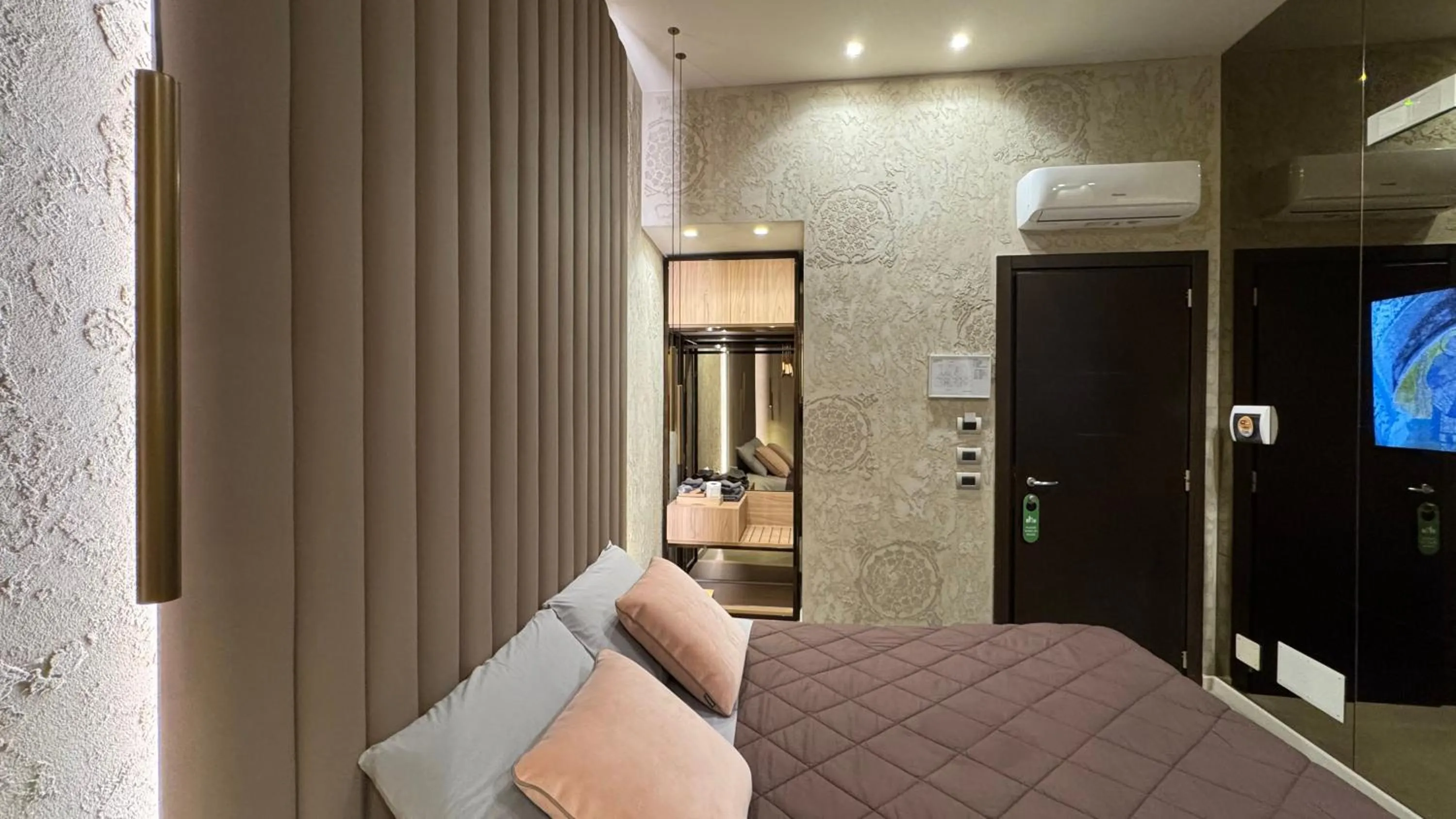 TV and multimedia, Bed in Tropicana Room