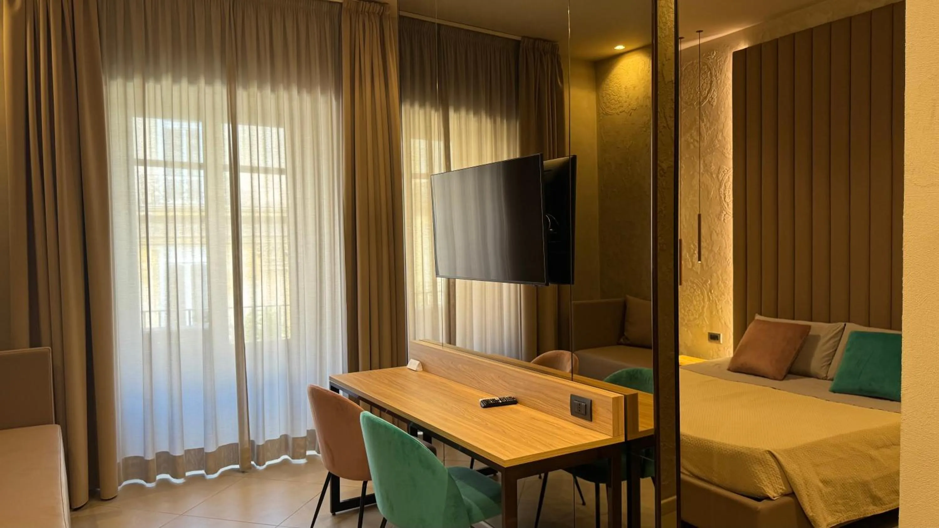 TV and multimedia in Tropicana Room