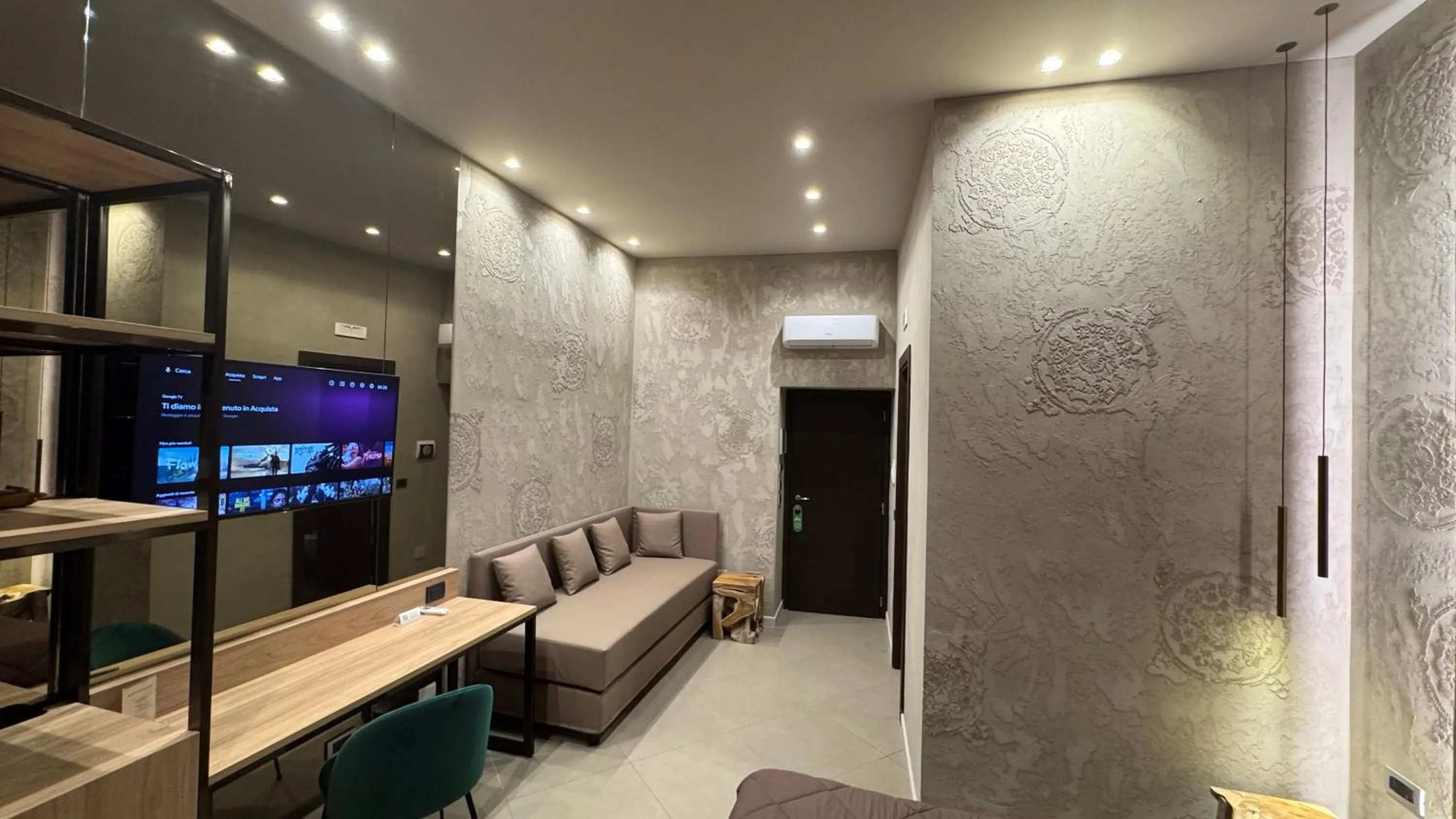 TV and multimedia in Tropicana Room