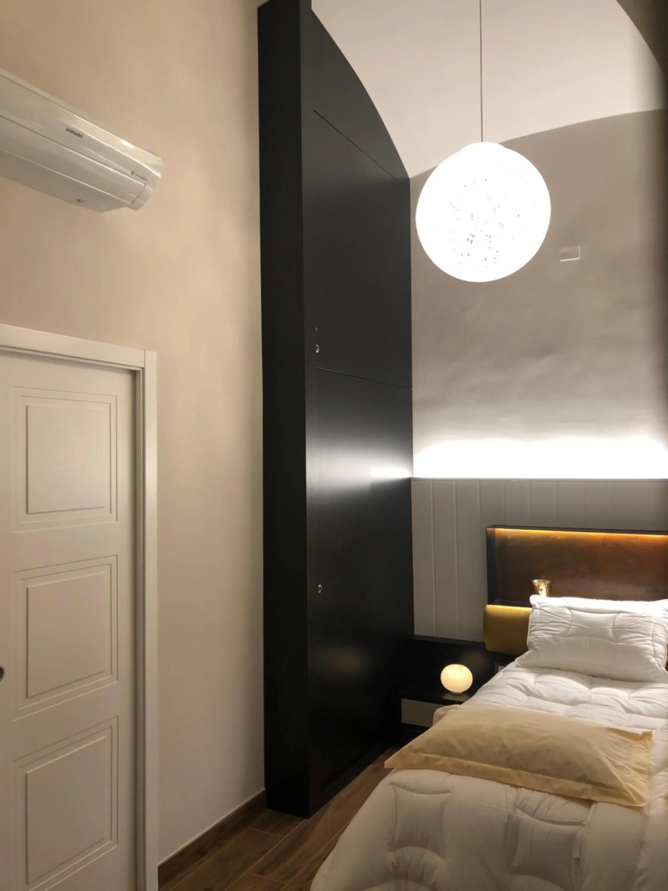 Photo of the whole room, Bed in Tropicana Room