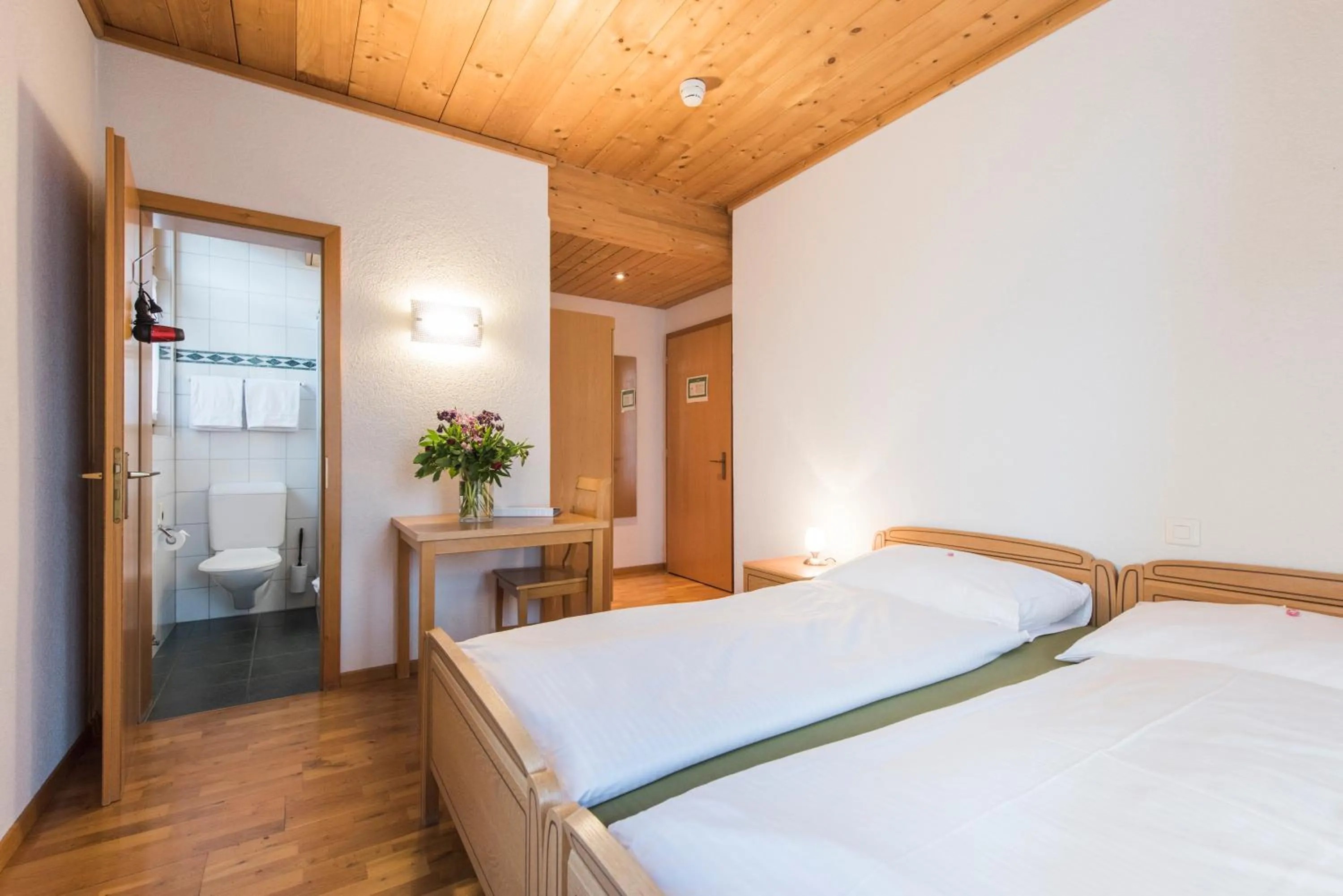 Bed in Hotel Alpenrose beim Ballenberg