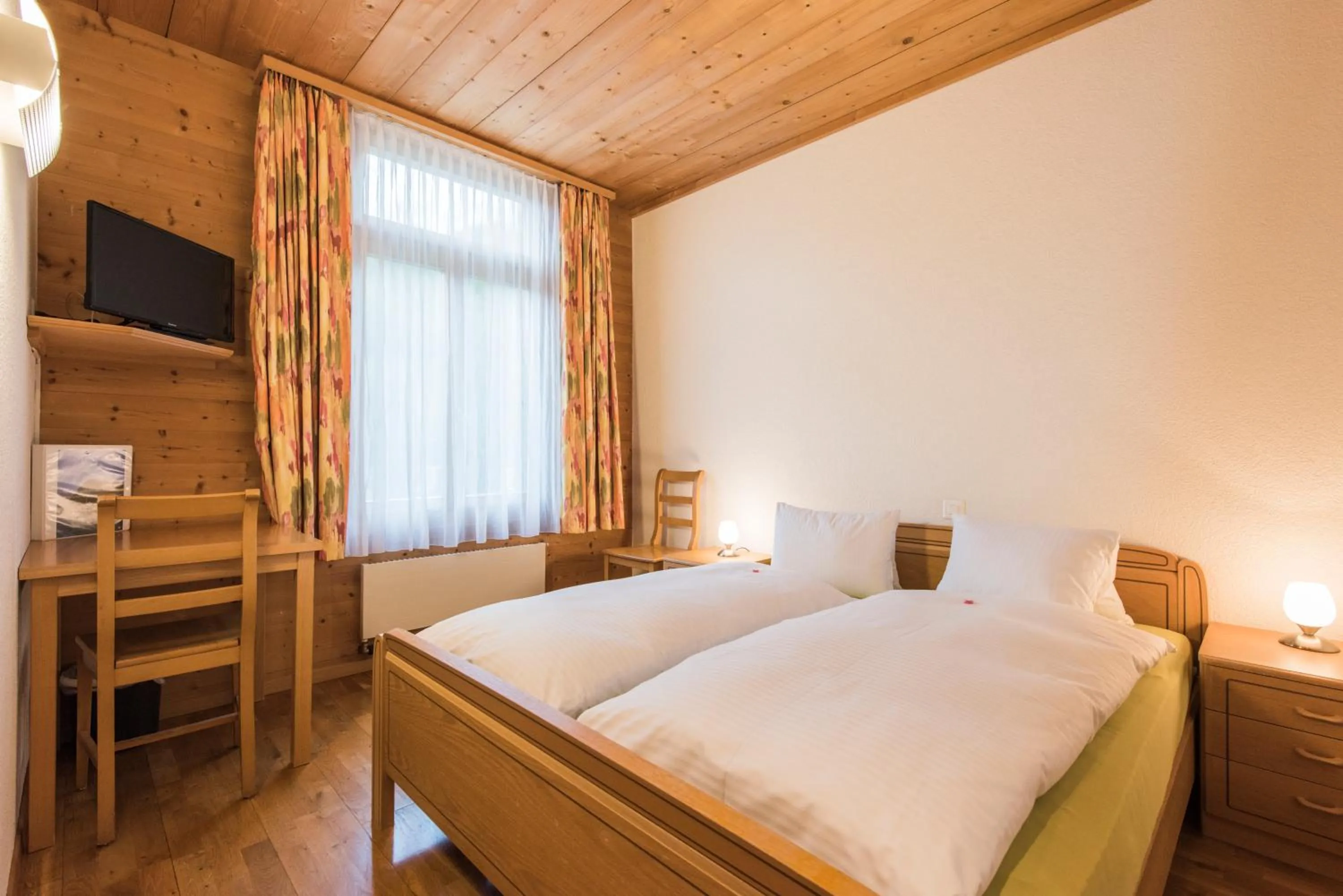 Bed in Hotel Alpenrose beim Ballenberg