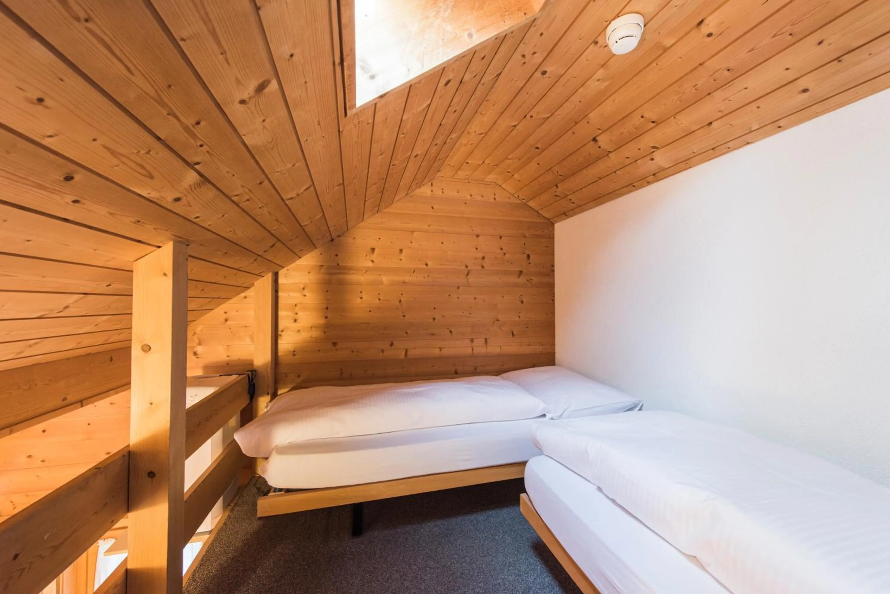 Bed in Hotel Alpenrose beim Ballenberg