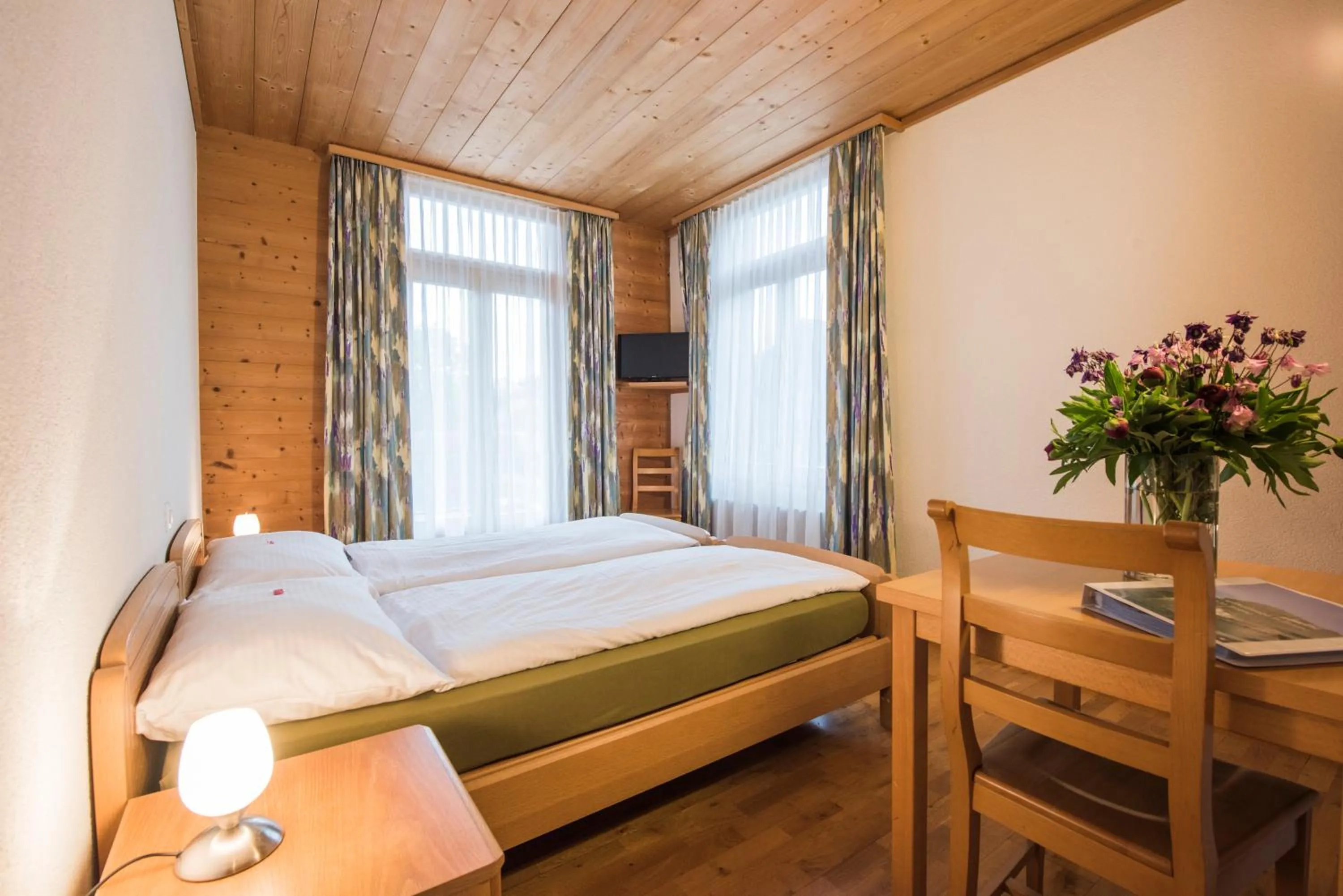 Bed in Hotel Alpenrose beim Ballenberg