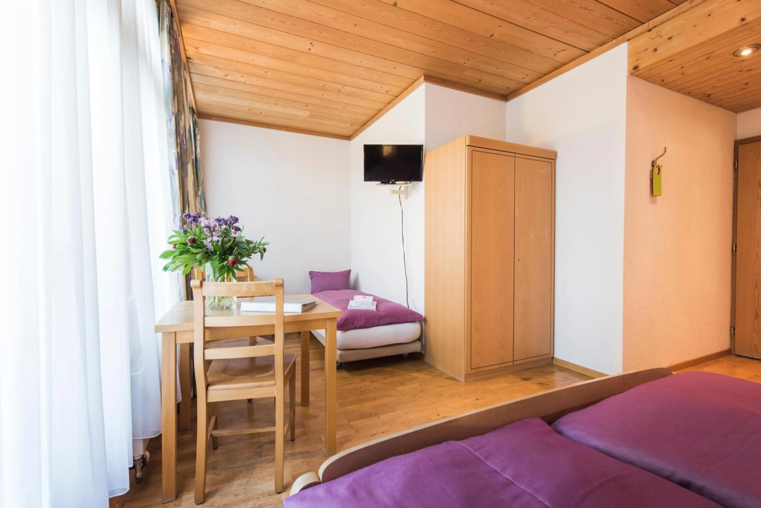 Bed in Hotel Alpenrose beim Ballenberg