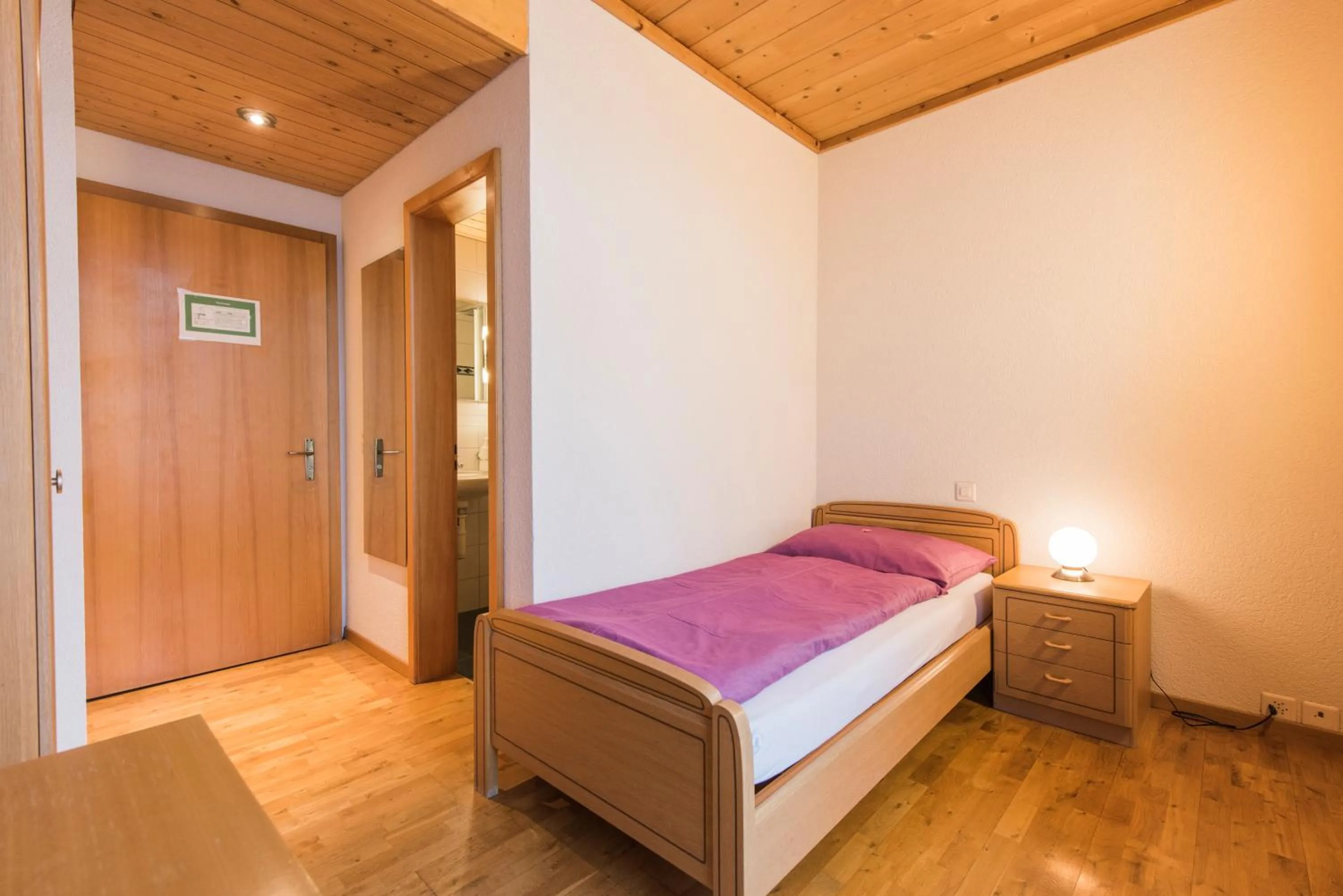 Bed in Hotel Alpenrose beim Ballenberg