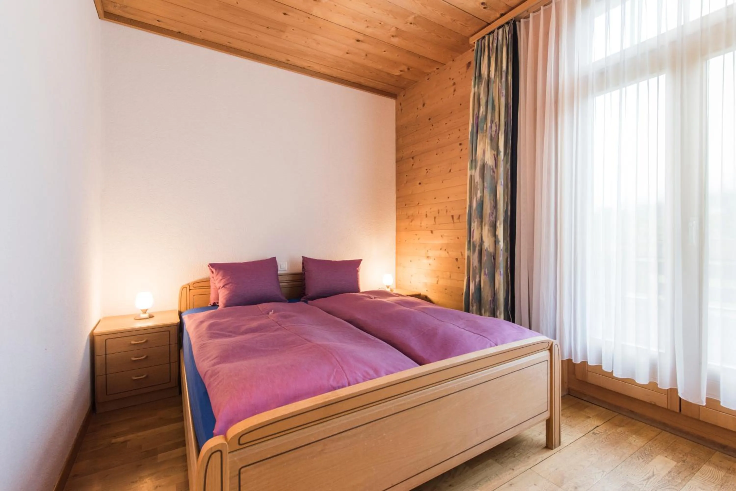 Bed in Hotel Alpenrose beim Ballenberg