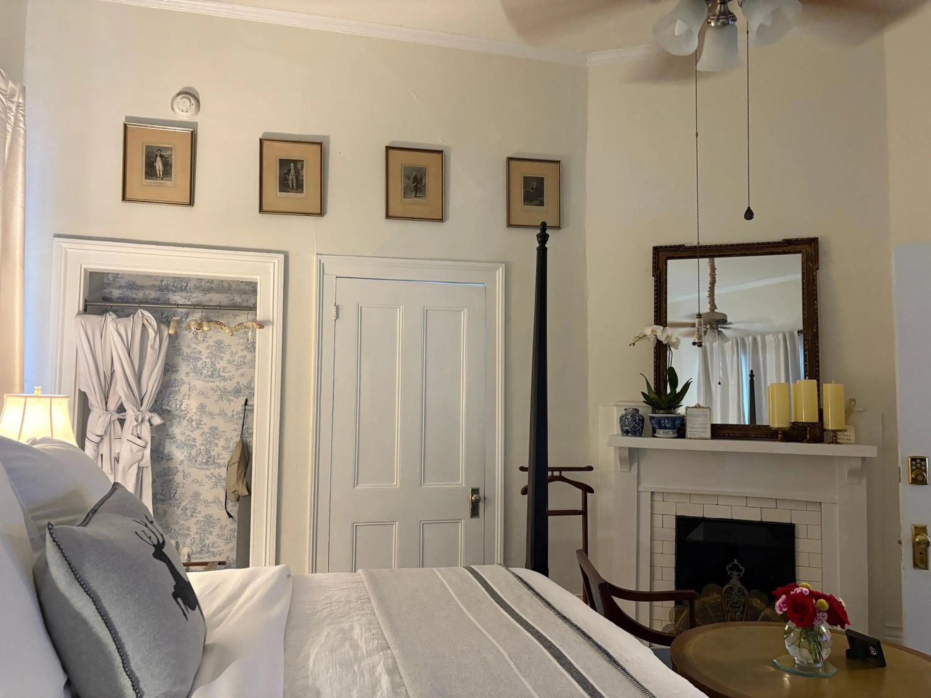 Bedroom, Bed in Chesnut Cottage Inn