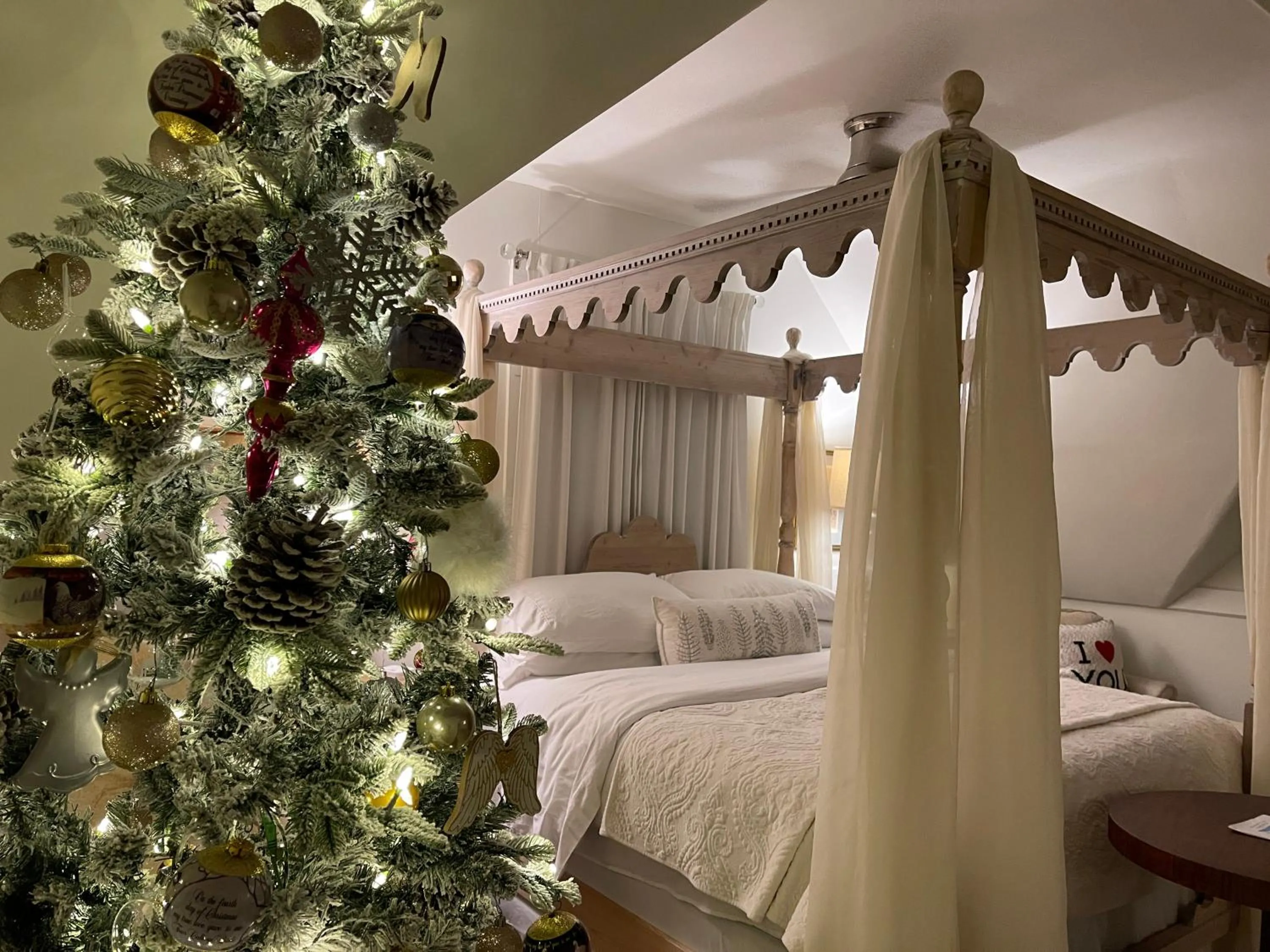 Bed in Chesnut Cottage Inn