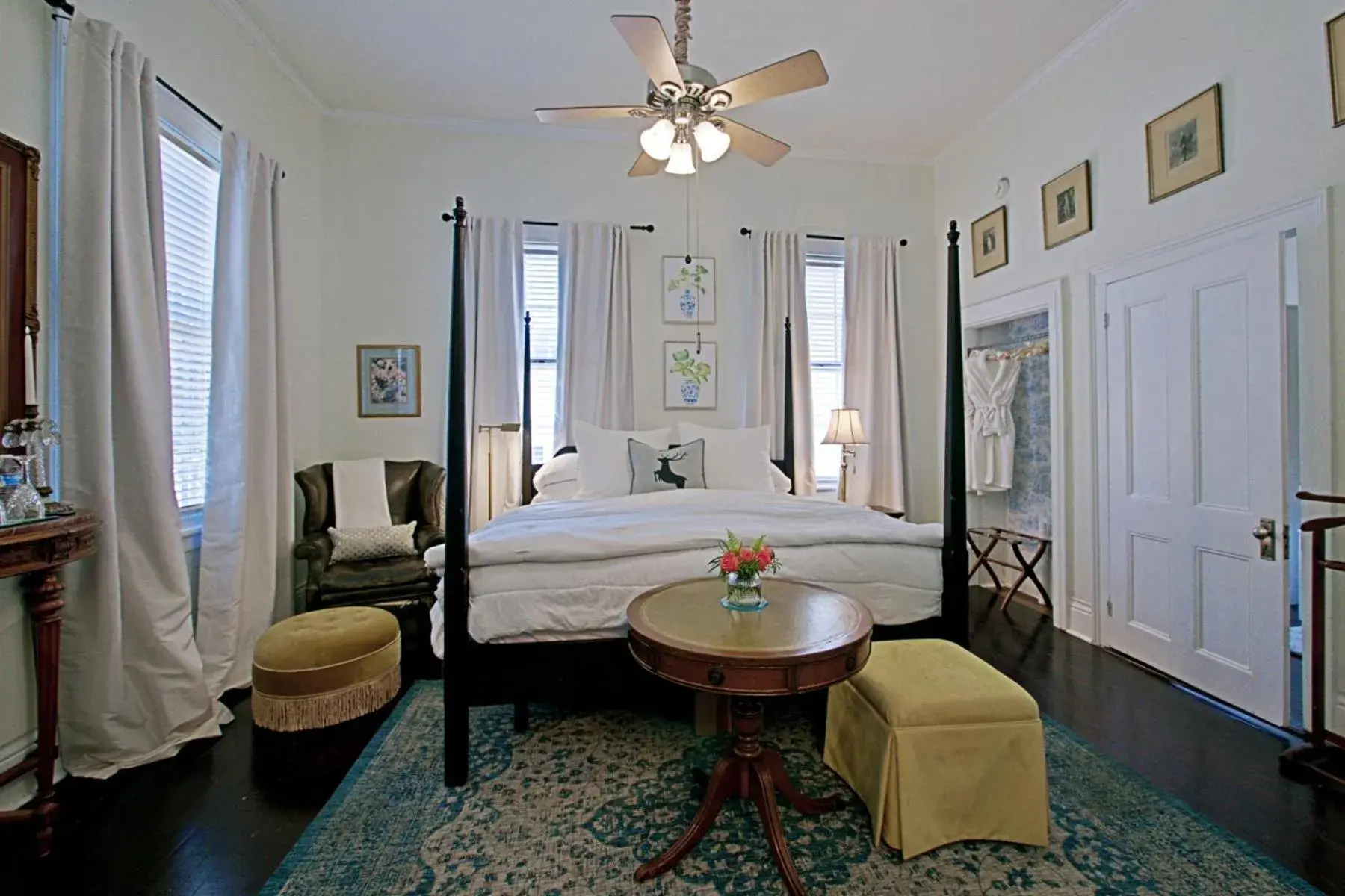 Superior King Room - single occupancy in Chesnut Cottage Inn Superior King Room - single occupancy in Chesnut Cottage Inn