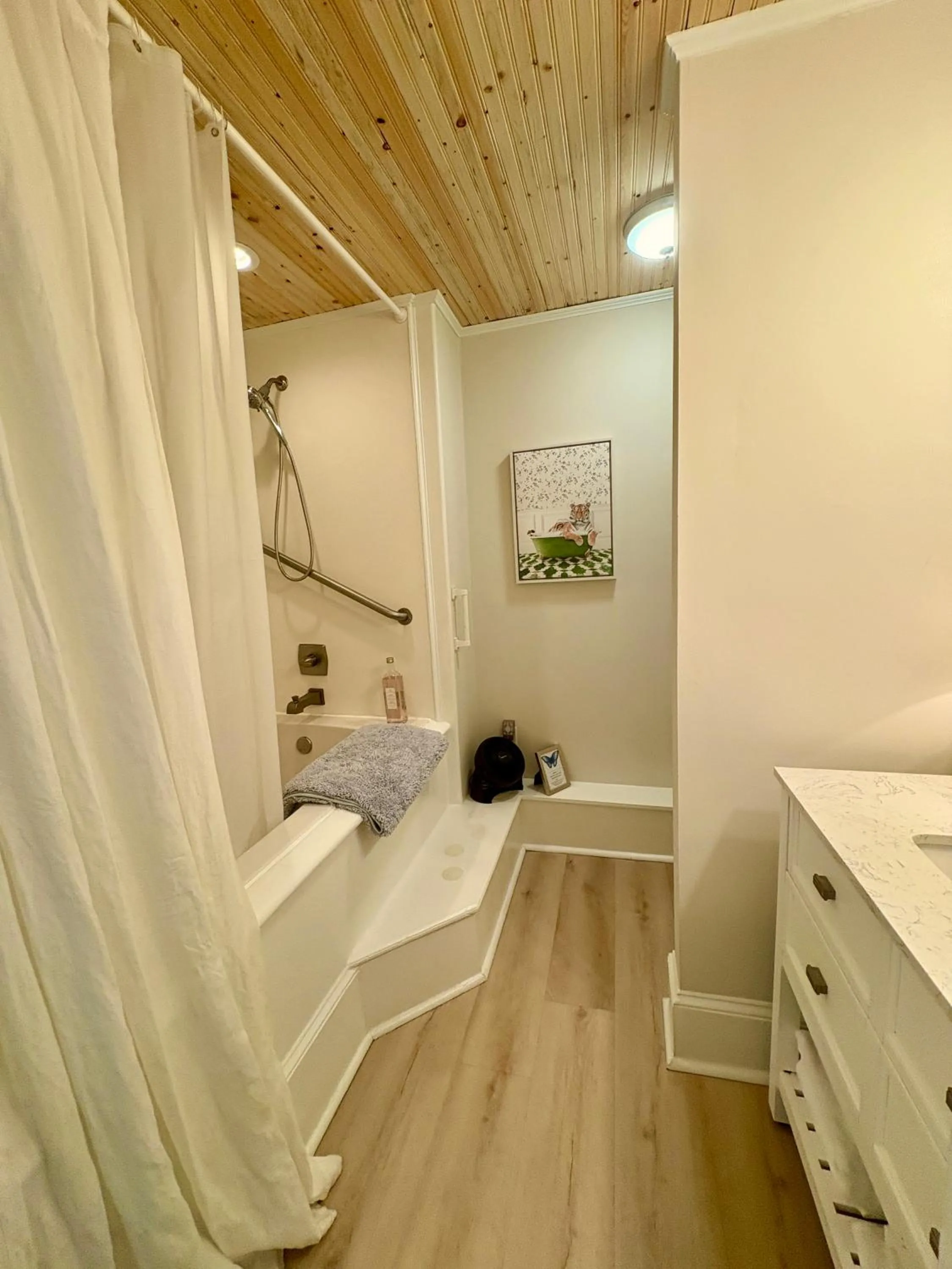 Bathroom, Bed in Chesnut Cottage Inn