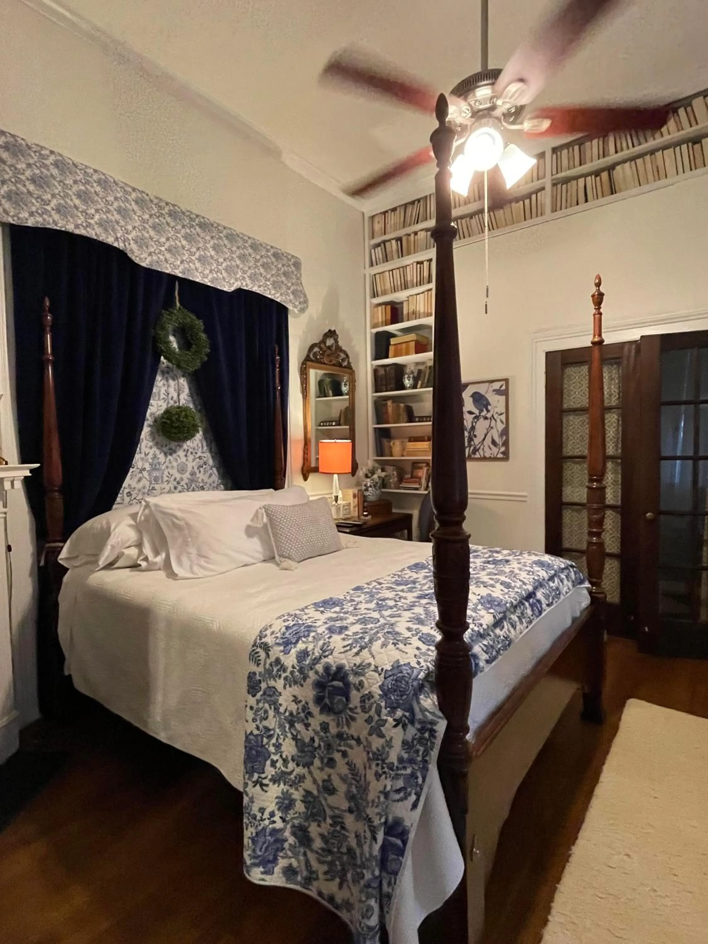 Bedroom, Bed in Chesnut Cottage Inn