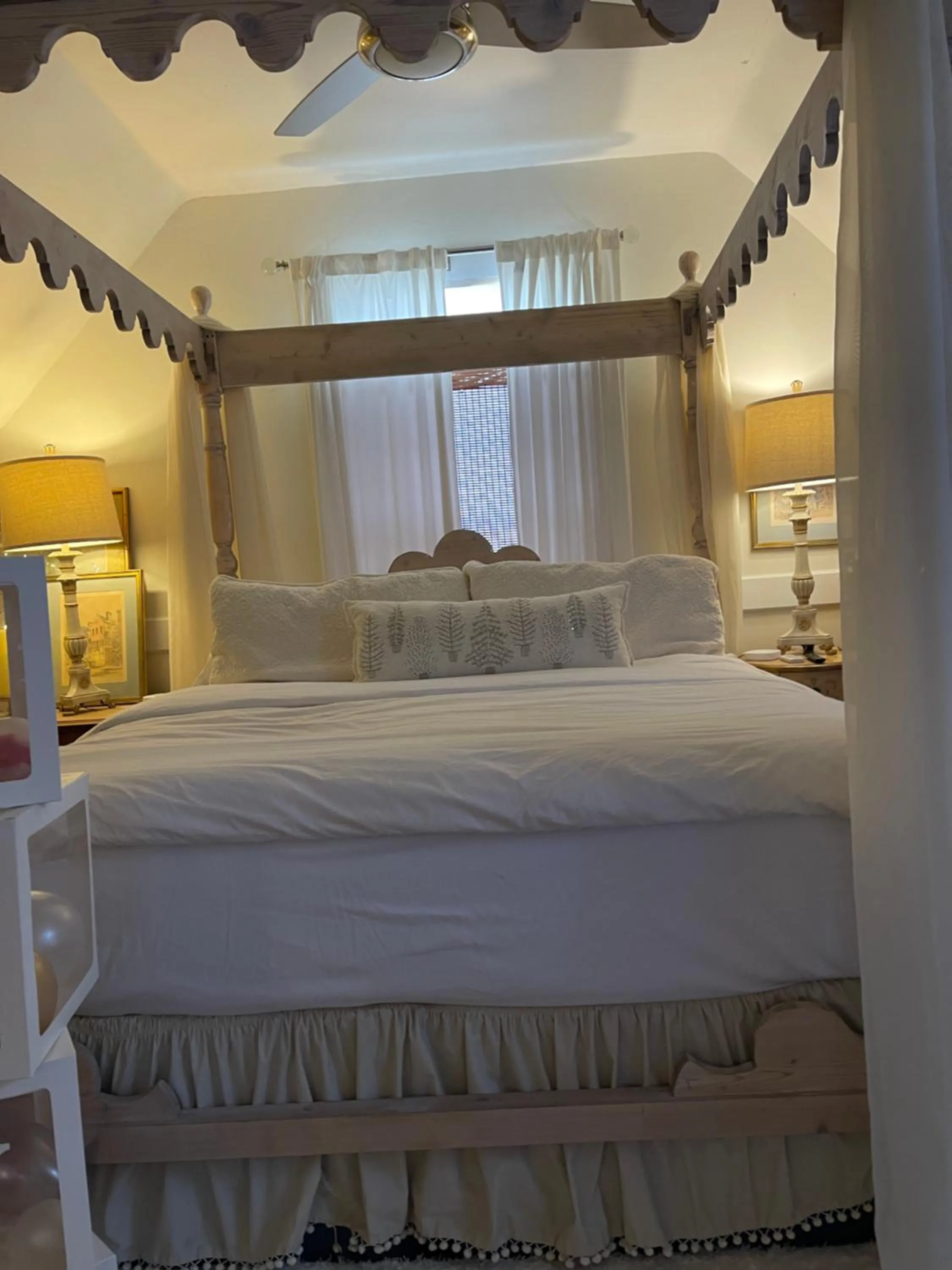 Bed in Chesnut Cottage Inn
