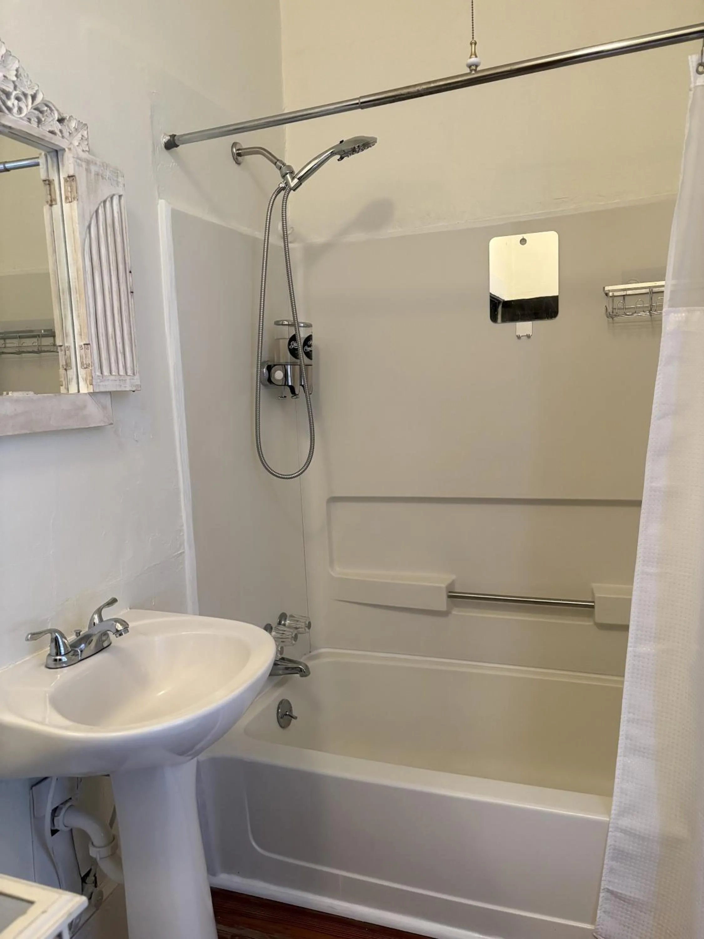 Shower in Chesnut Cottage Inn