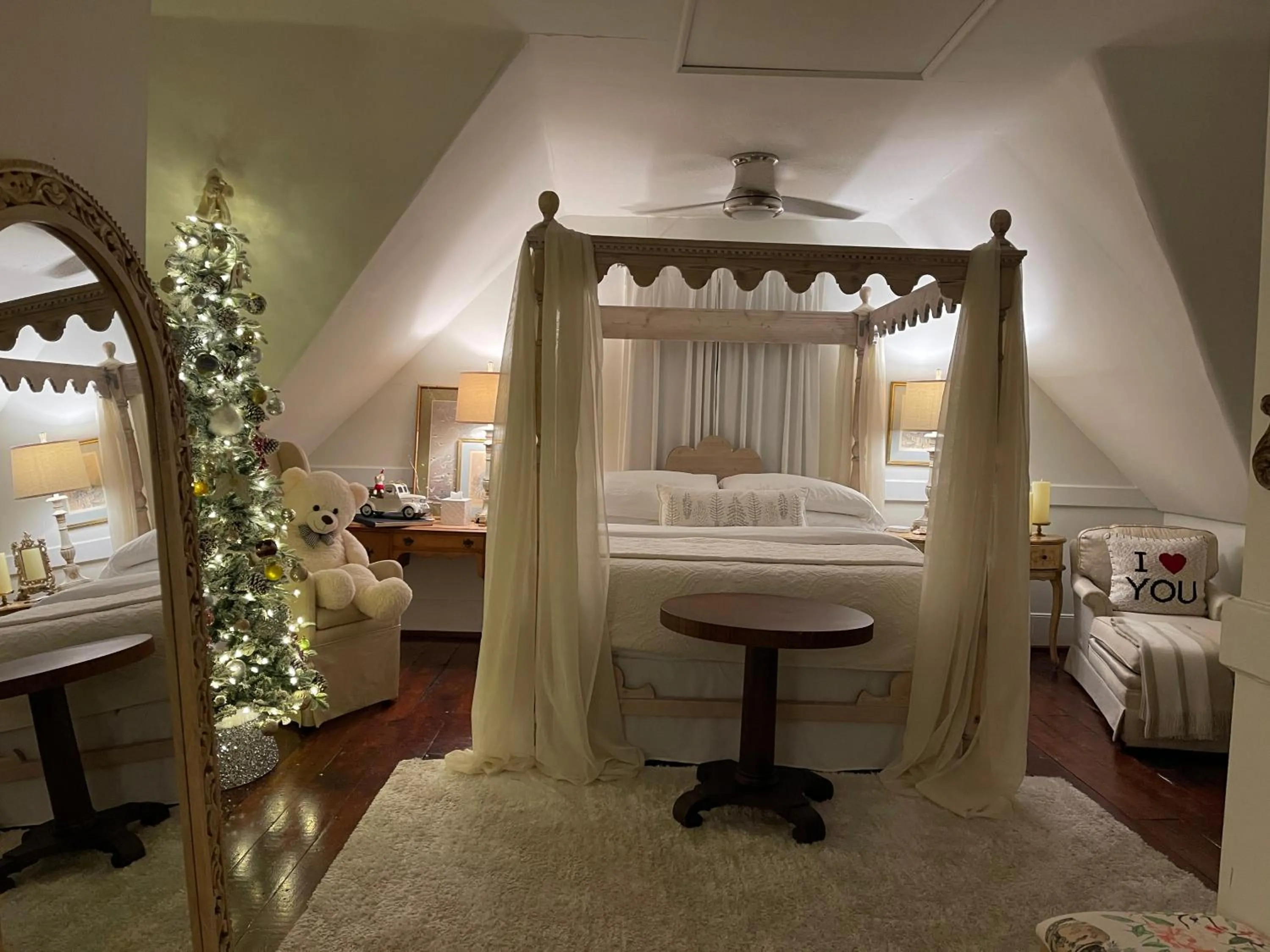 Photo of the whole room, Bed in Chesnut Cottage Inn