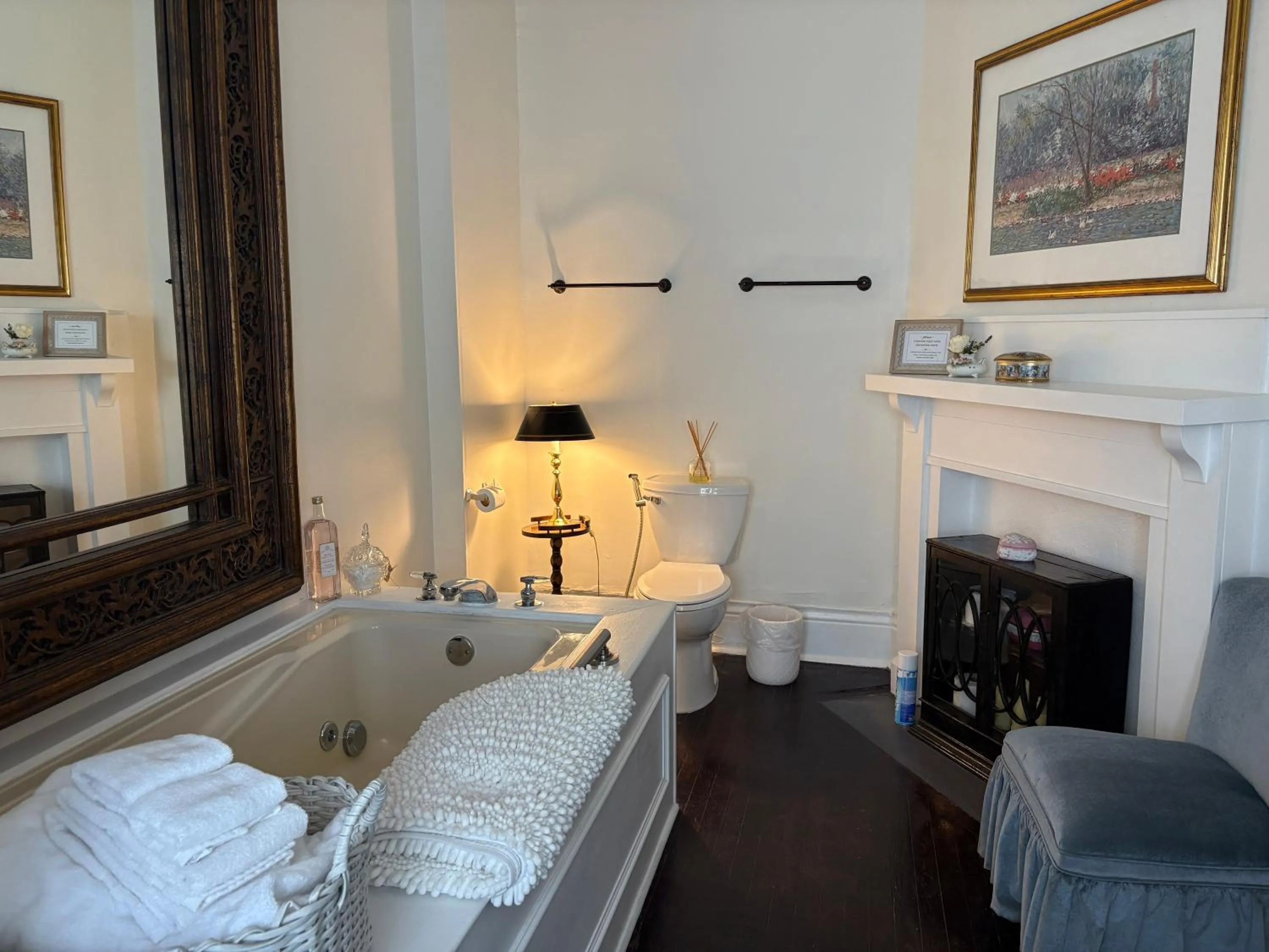 Toilet, Bed in Chesnut Cottage Inn