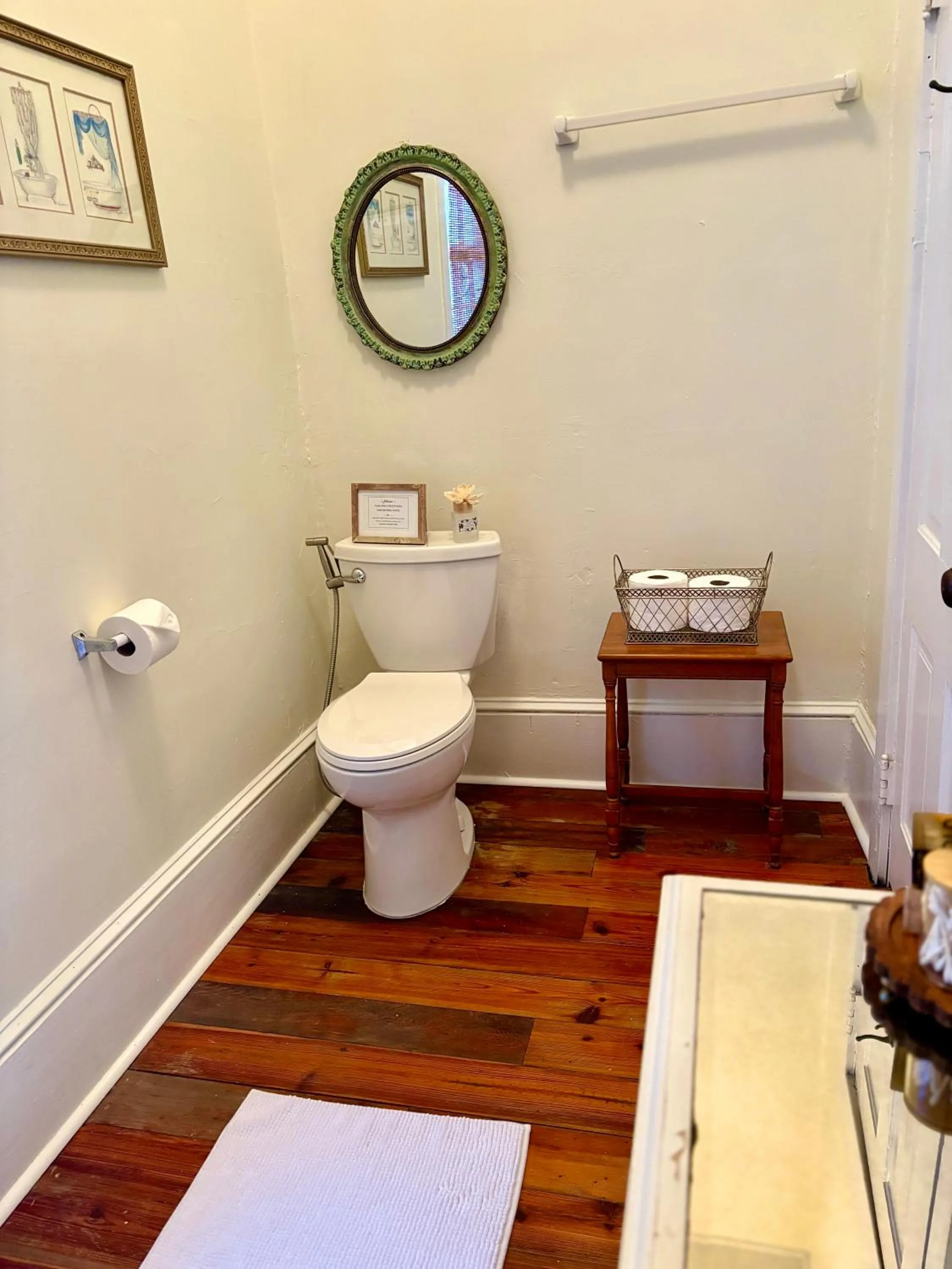 Toilet in Chesnut Cottage Inn
