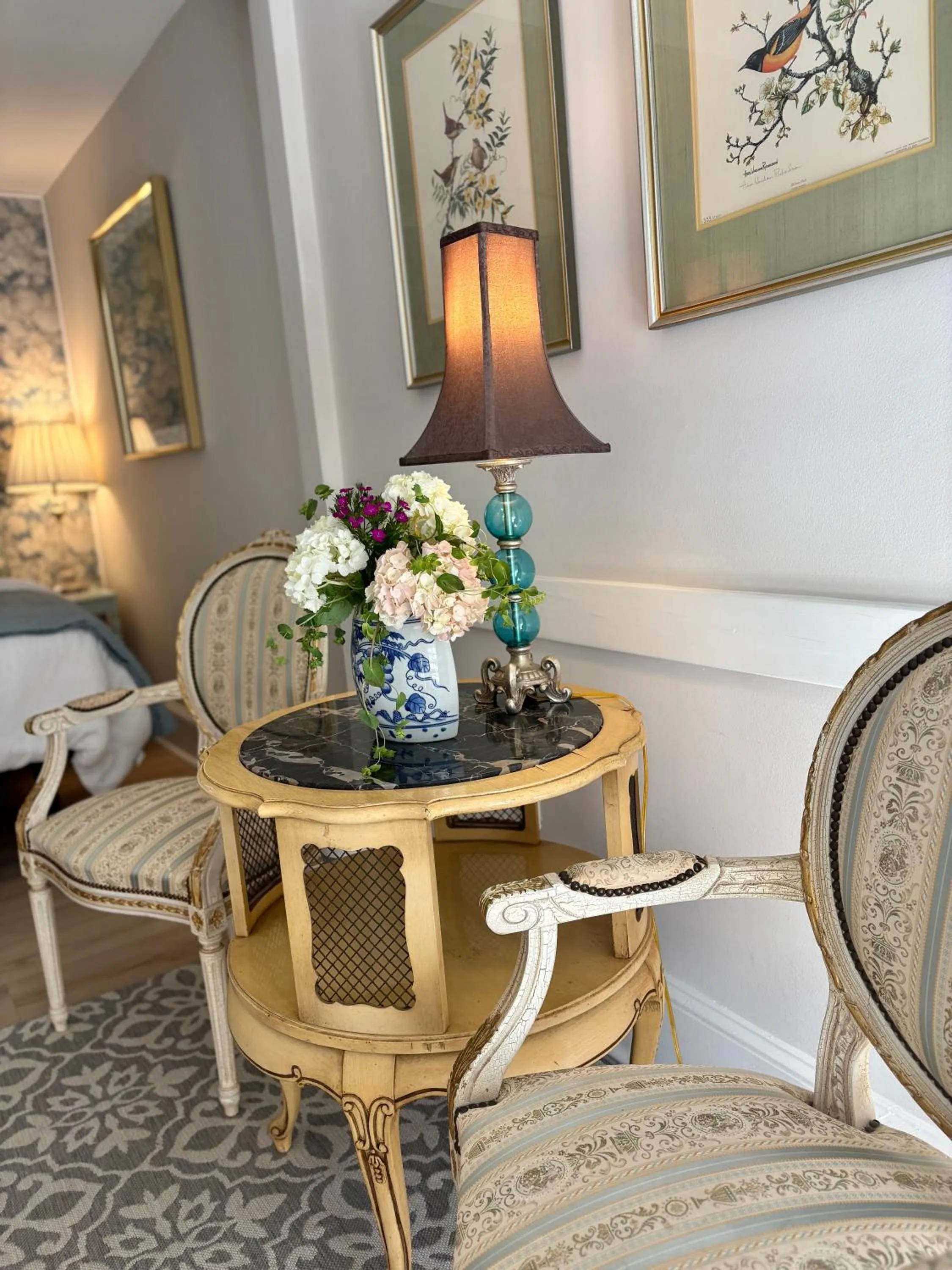 Seating area in Chesnut Cottage Inn