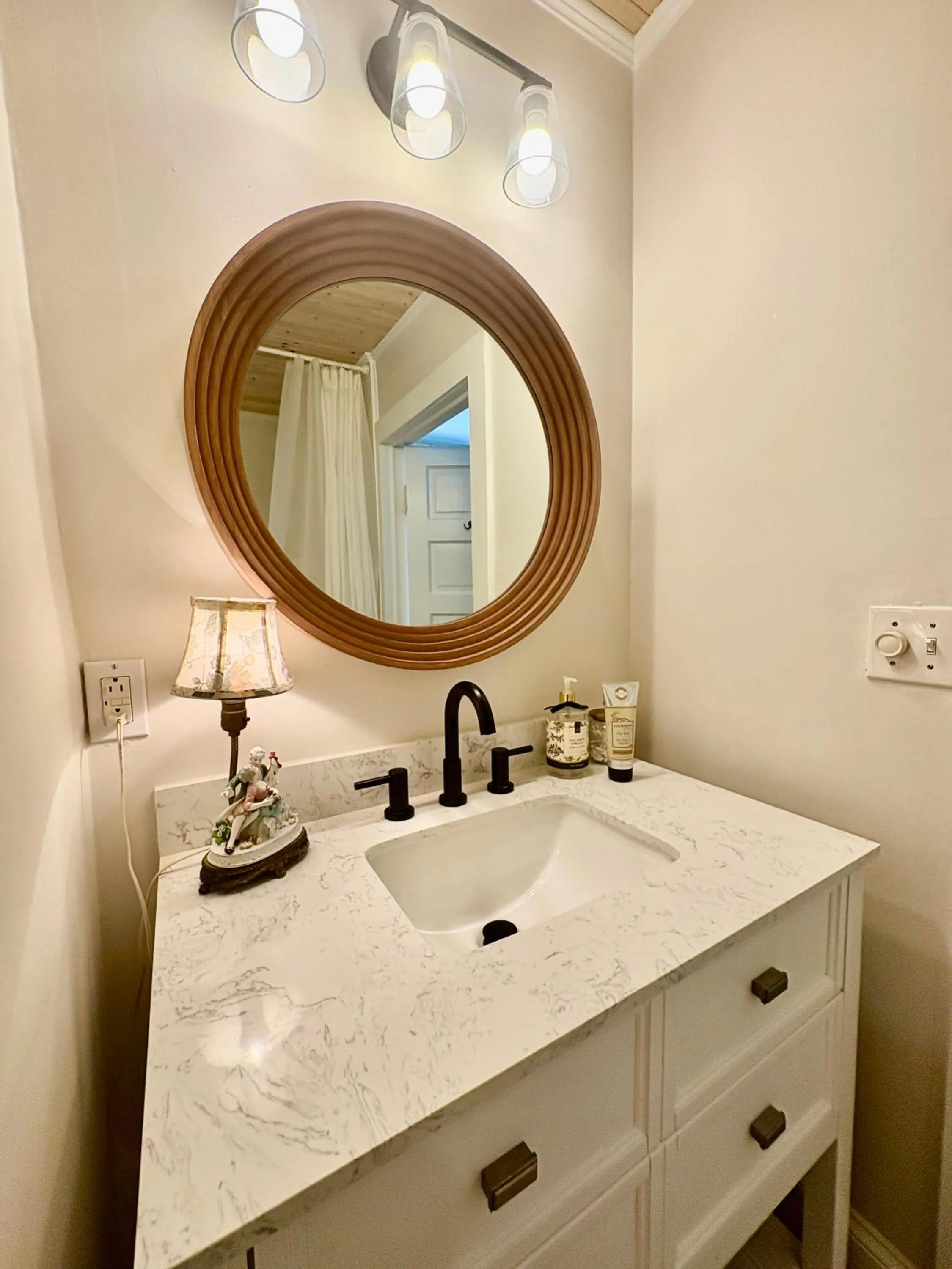 Bathroom in Chesnut Cottage Inn