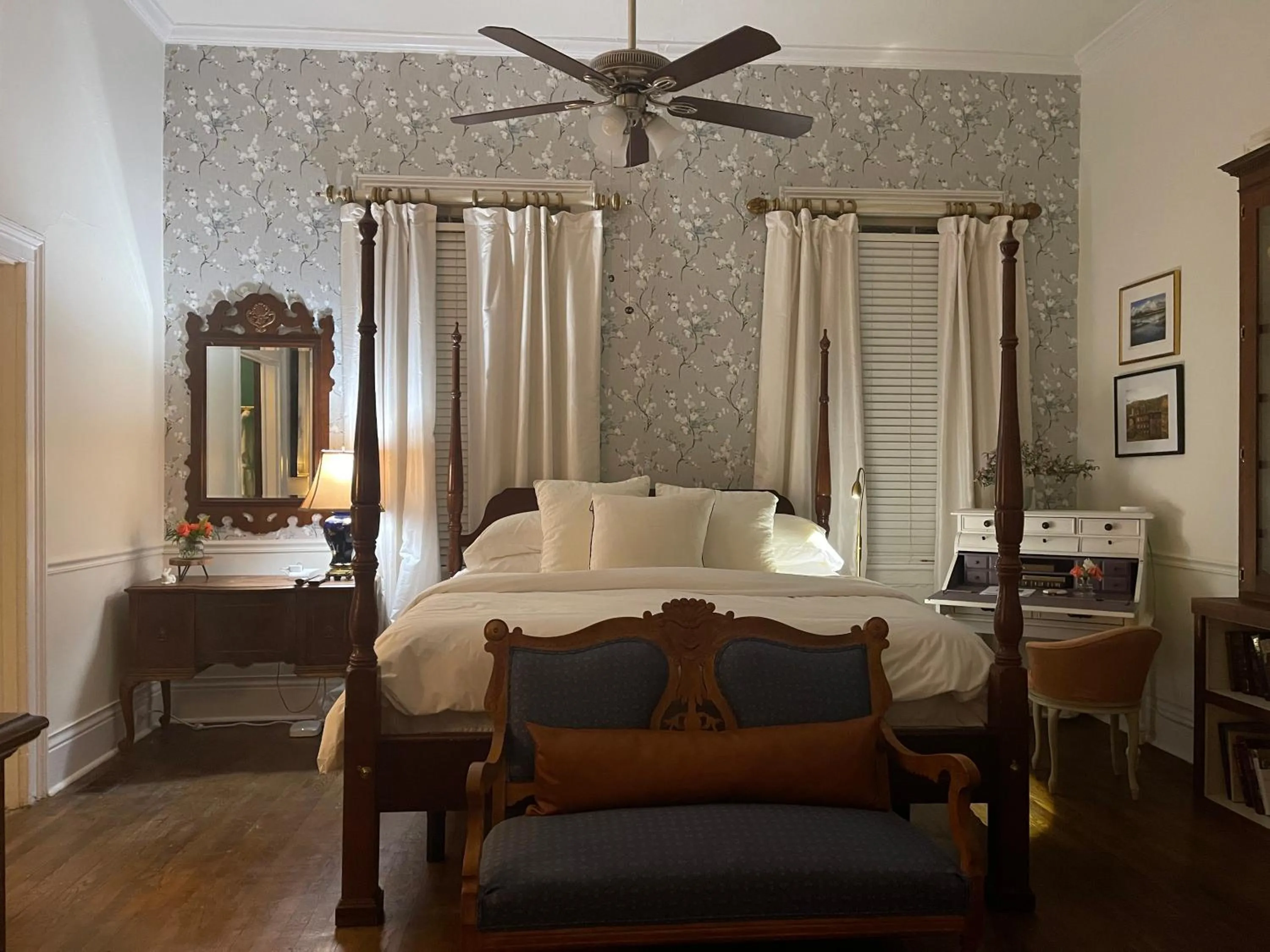 Bed in Chesnut Cottage Inn