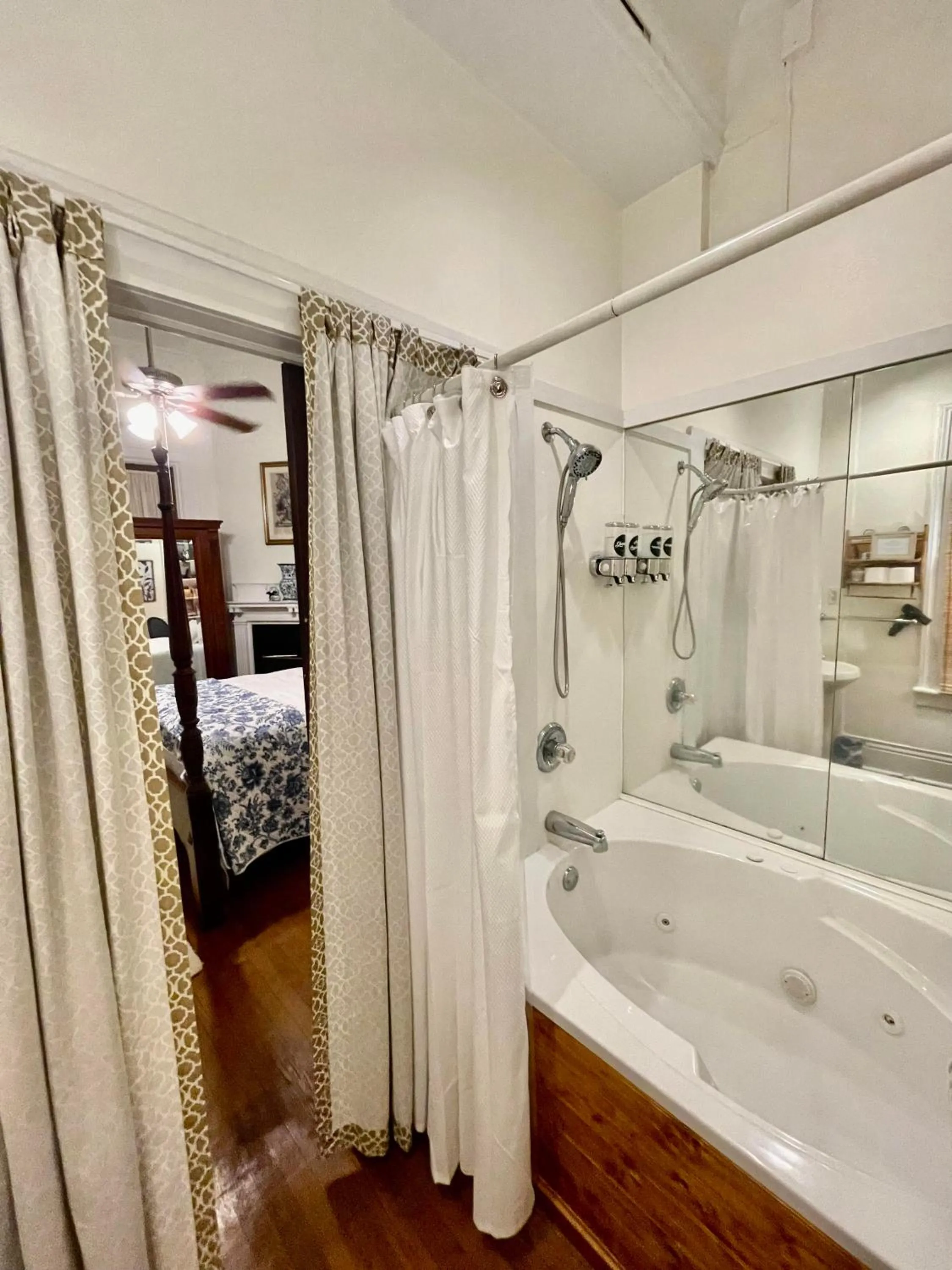 Shower in Chesnut Cottage Inn