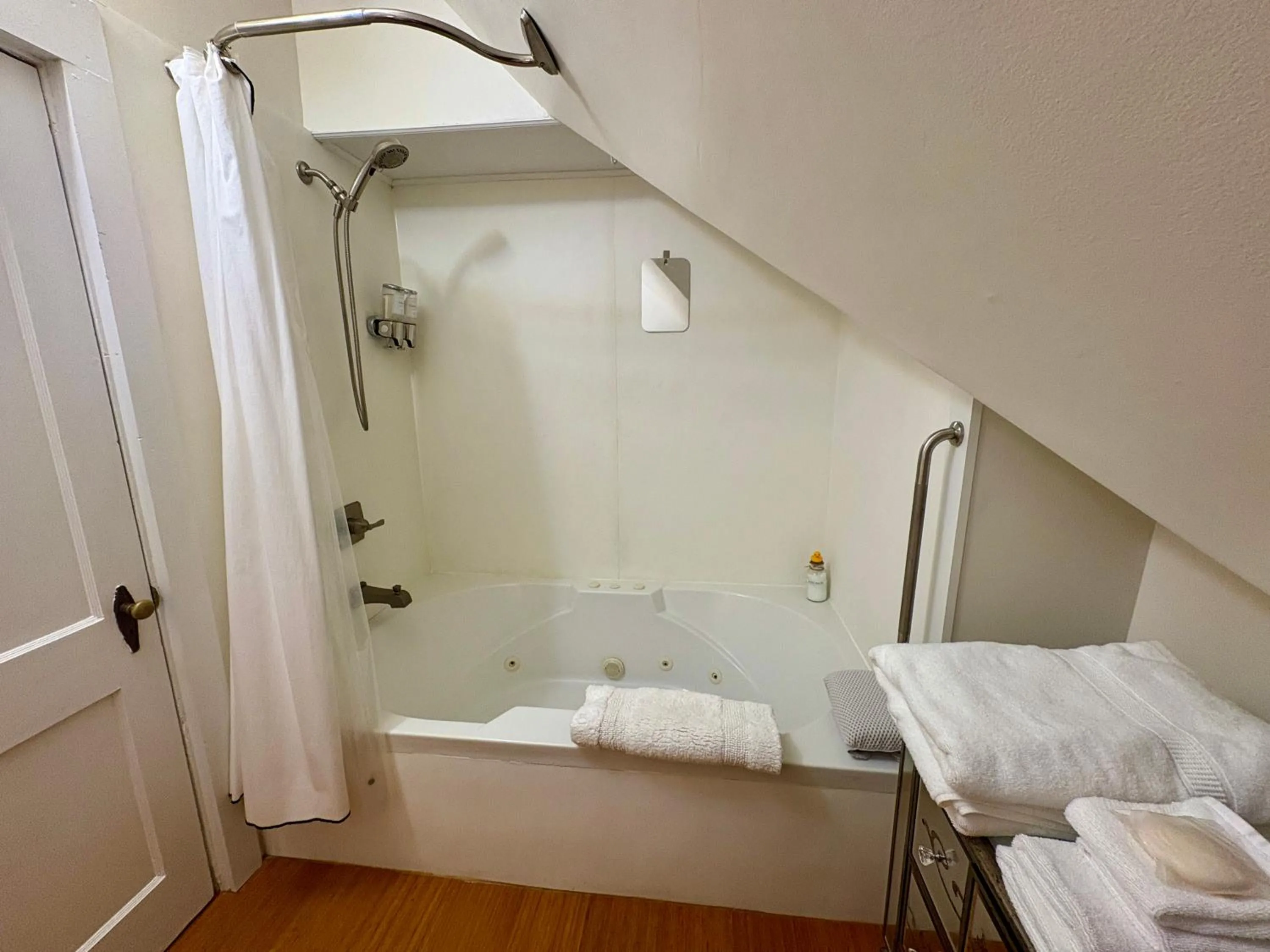 Shower, Bed in Chesnut Cottage Inn