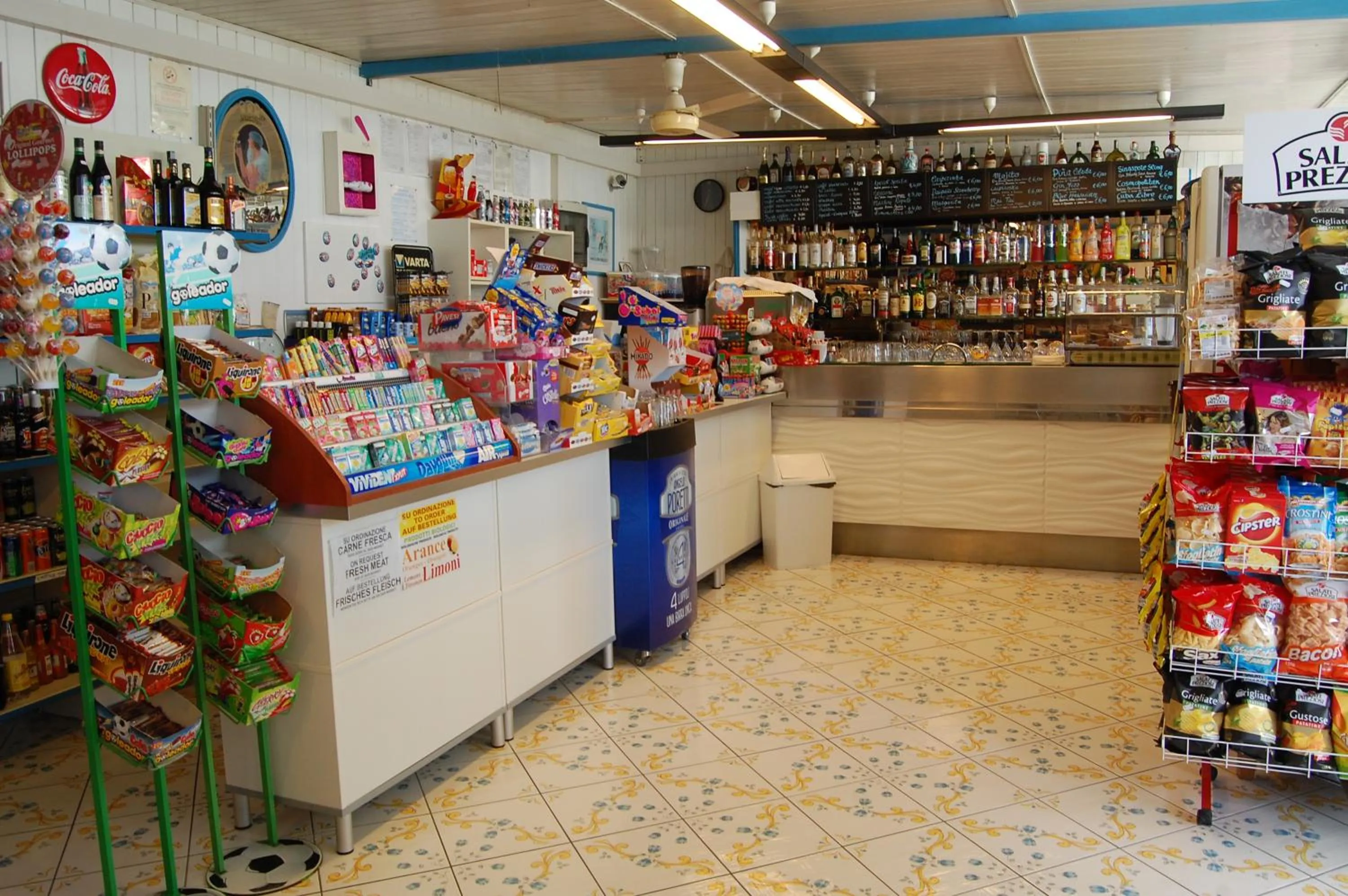 On-site shops in Marina del Cantone Chalet