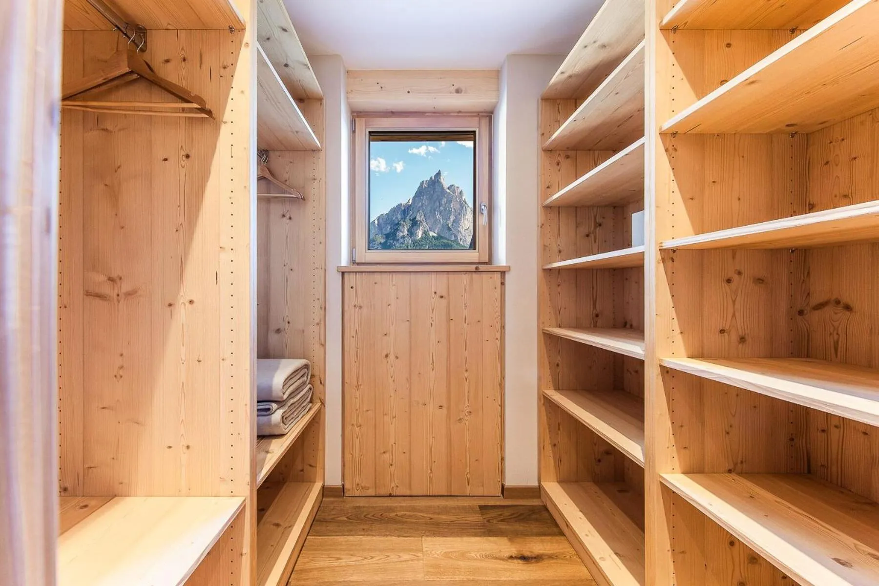 Decorative detail in Sonus Alpis - Adults Only