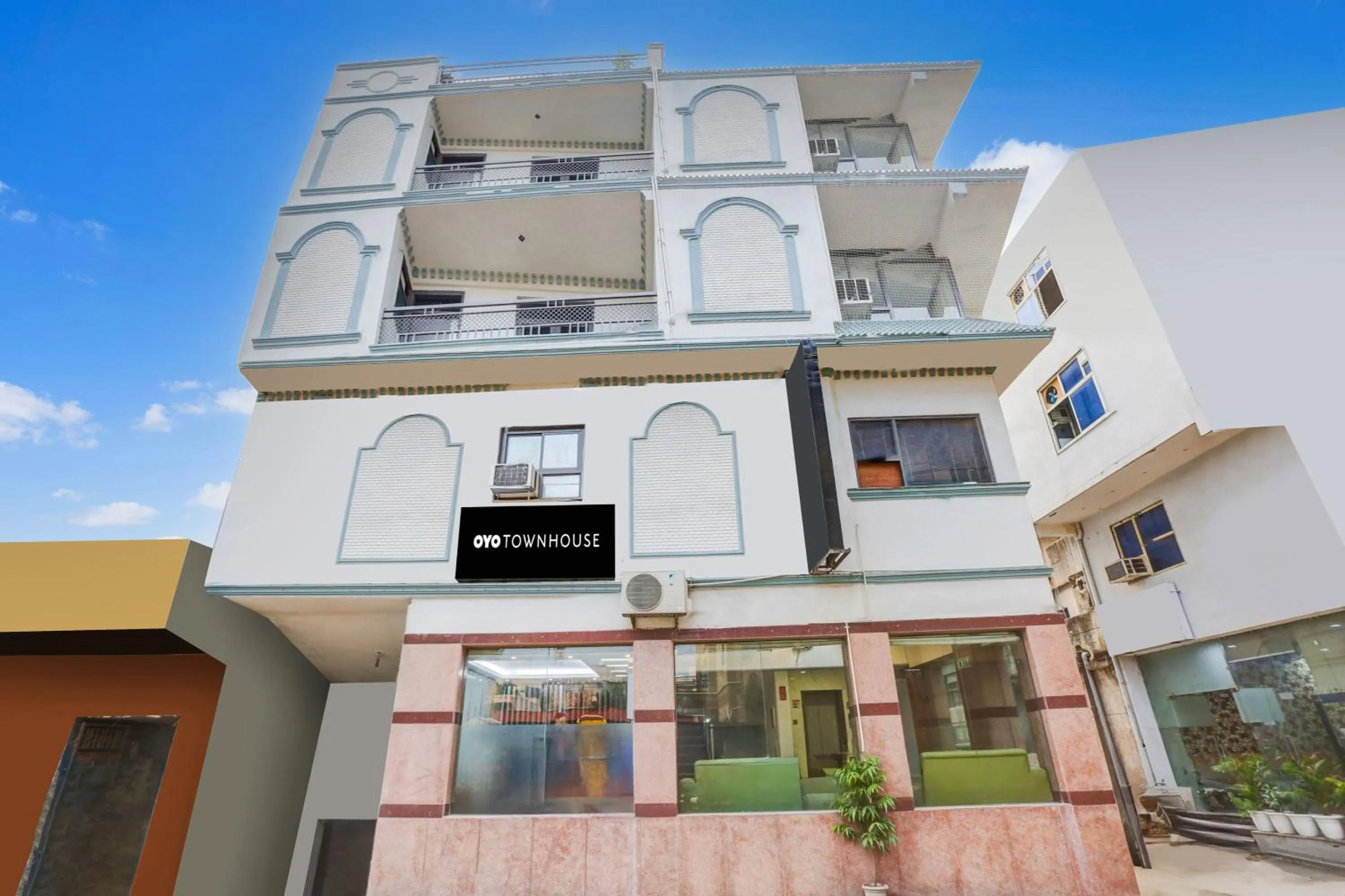 Facade/entrance in Collection O Harmony Stay