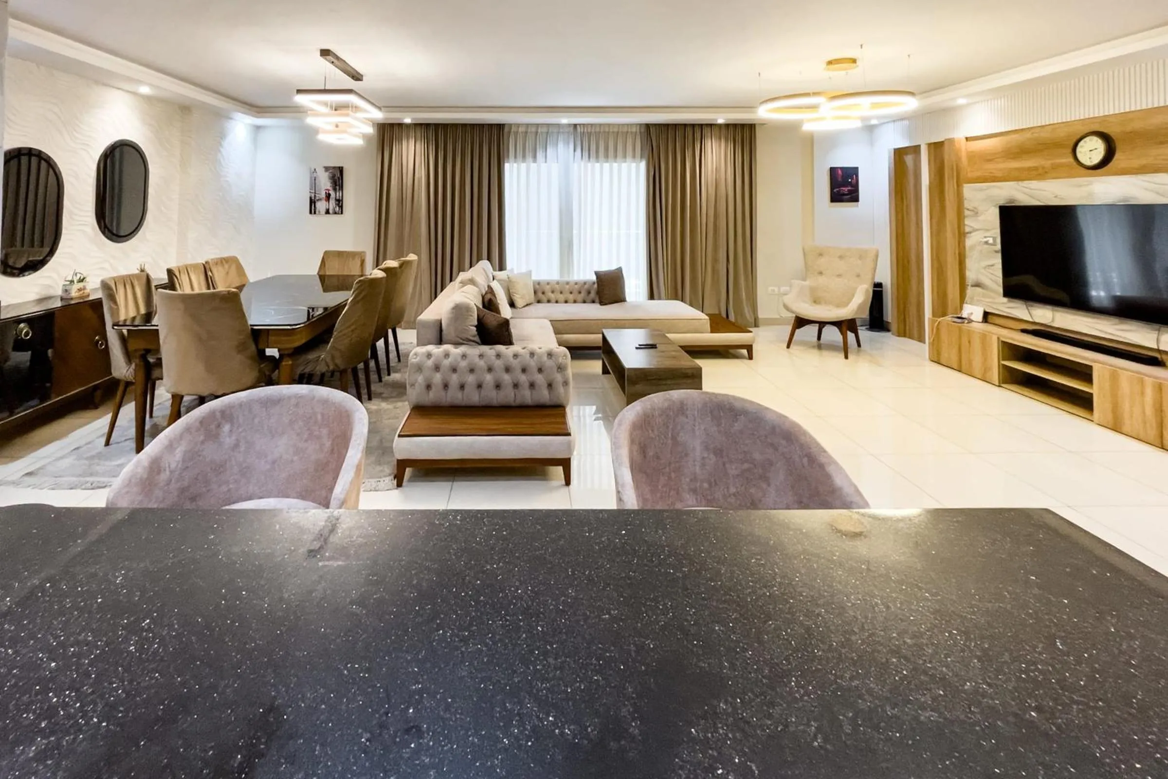 Calm & Classy 2BR - 5 min to Airport