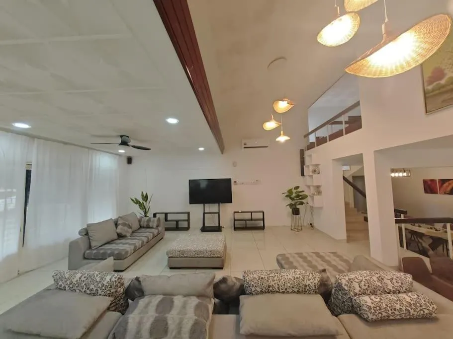 Living room, Bed in Taman Duta KL Deluxe Villa by uBook