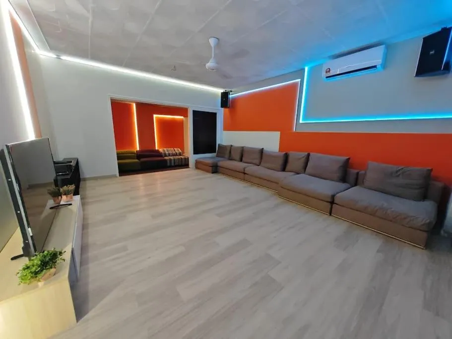 Communal lounge/ TV room in Taman Duta KL Deluxe Villa by uBook