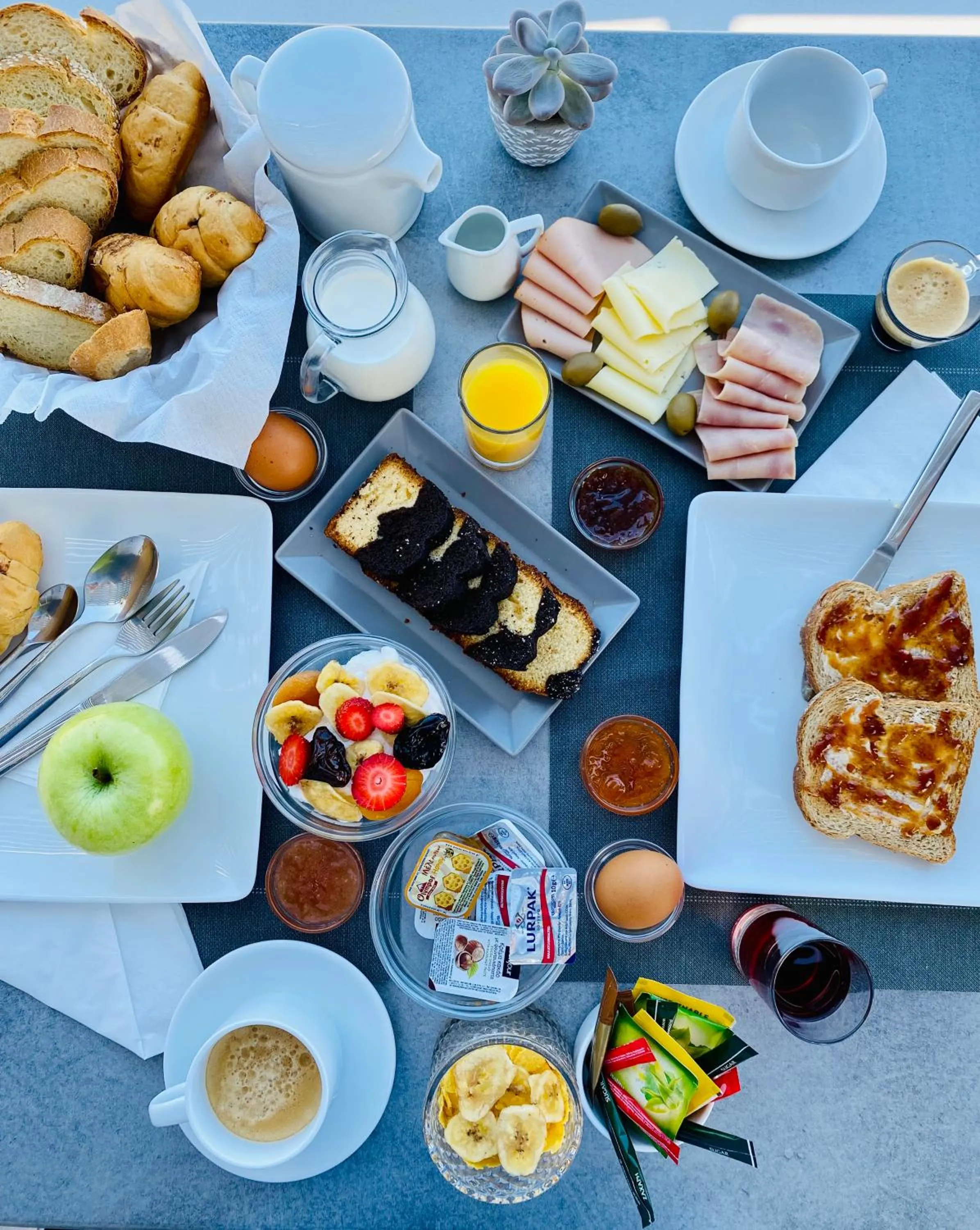 Restaurant/places to eat in Alkyon Hotel