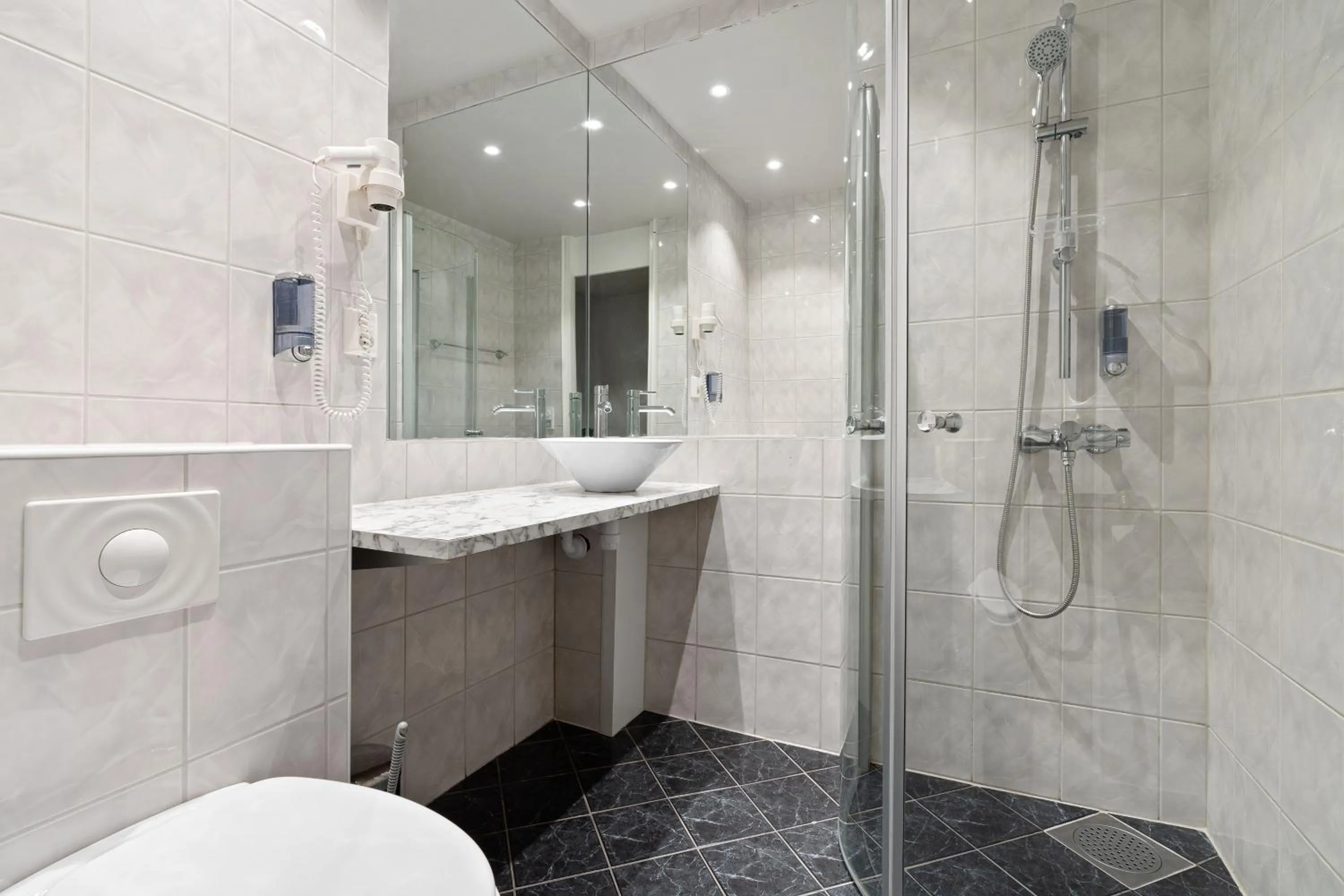 Shower in Enter Skansen Hotel