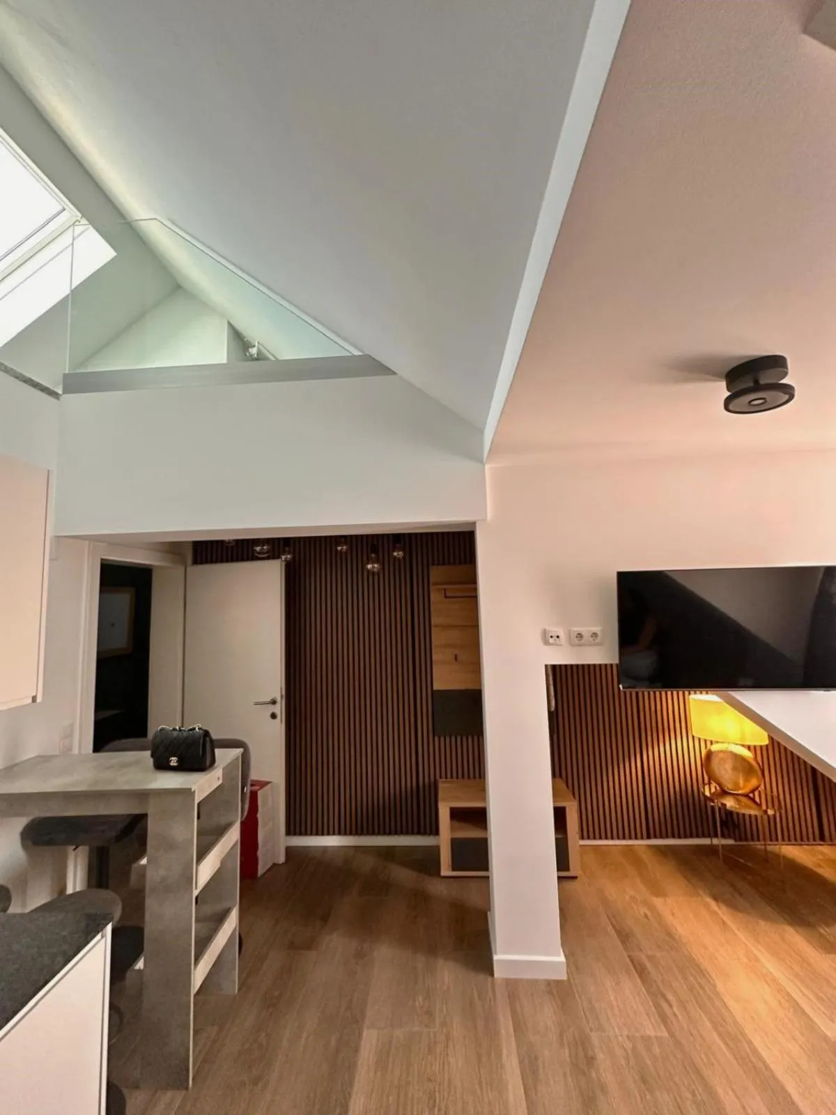 Communal lounge/ TV room in BOSSA CITY Design Apartments