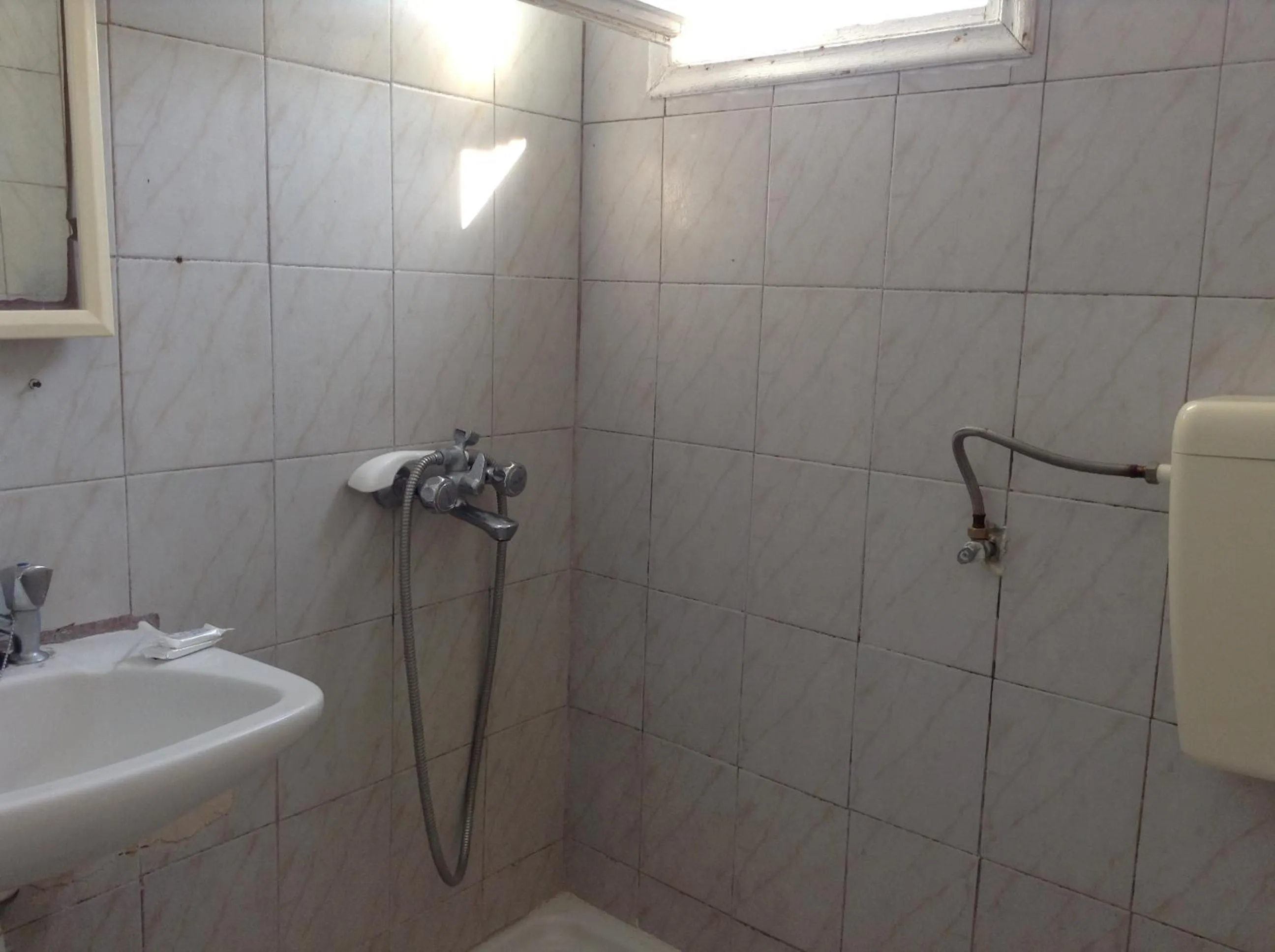 Bathroom in Rooms to let Katerina & John's