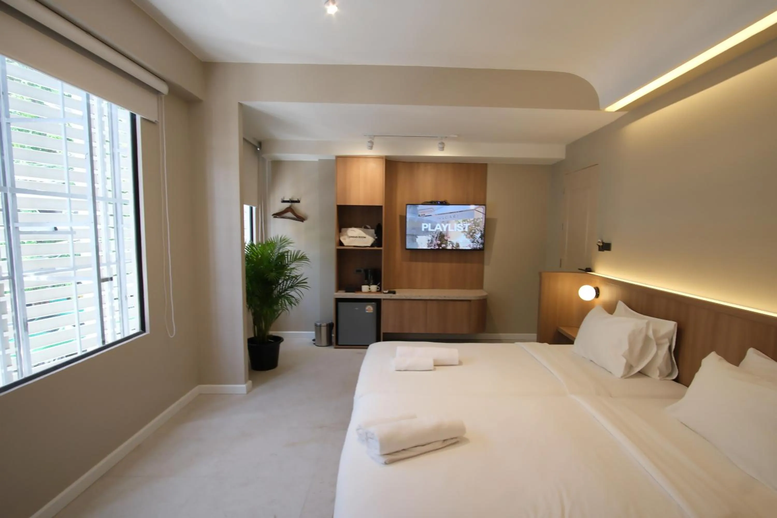 Photo of the whole room, Bed in Urban room samed