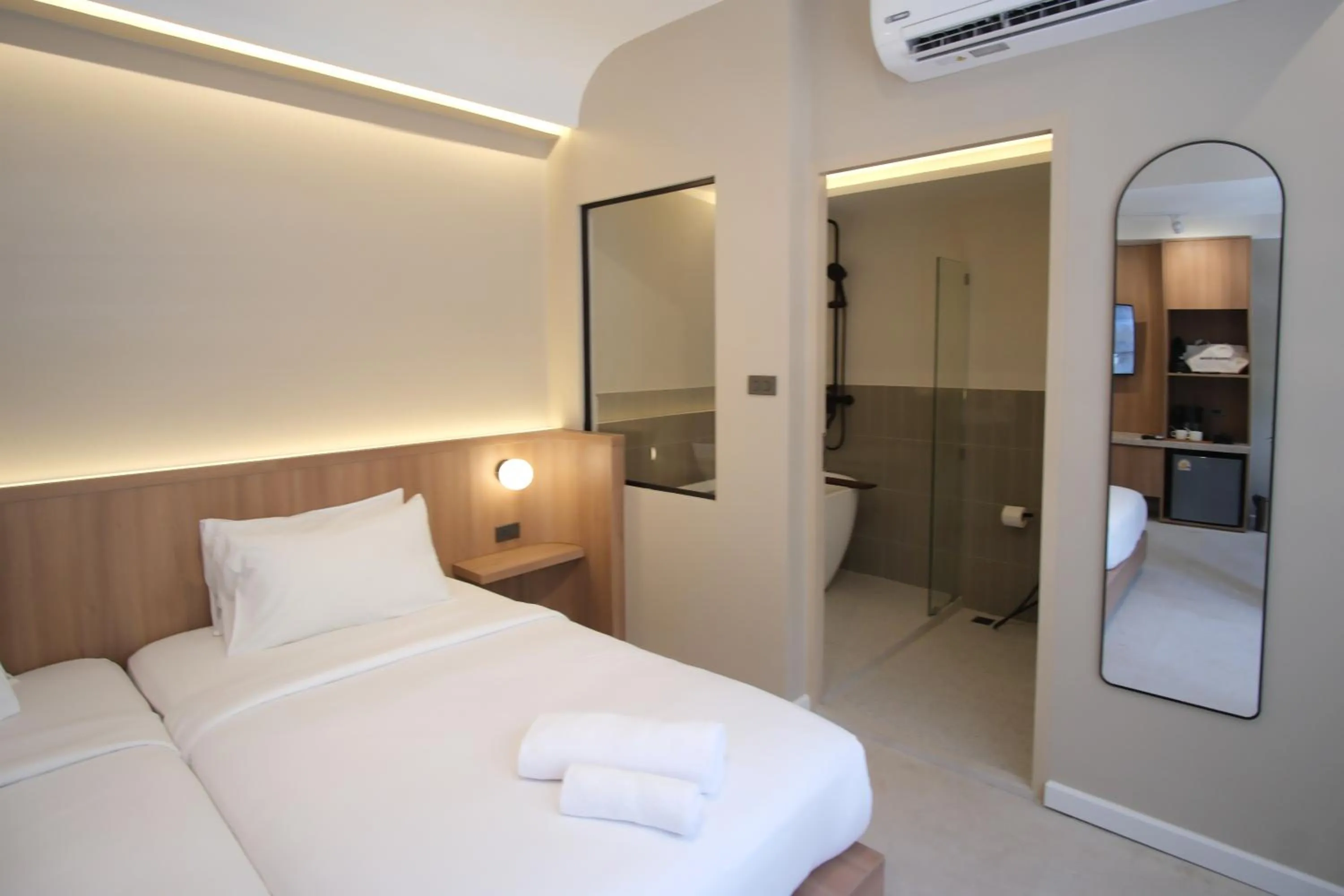 Photo of the whole room, Bed in Urban room samed