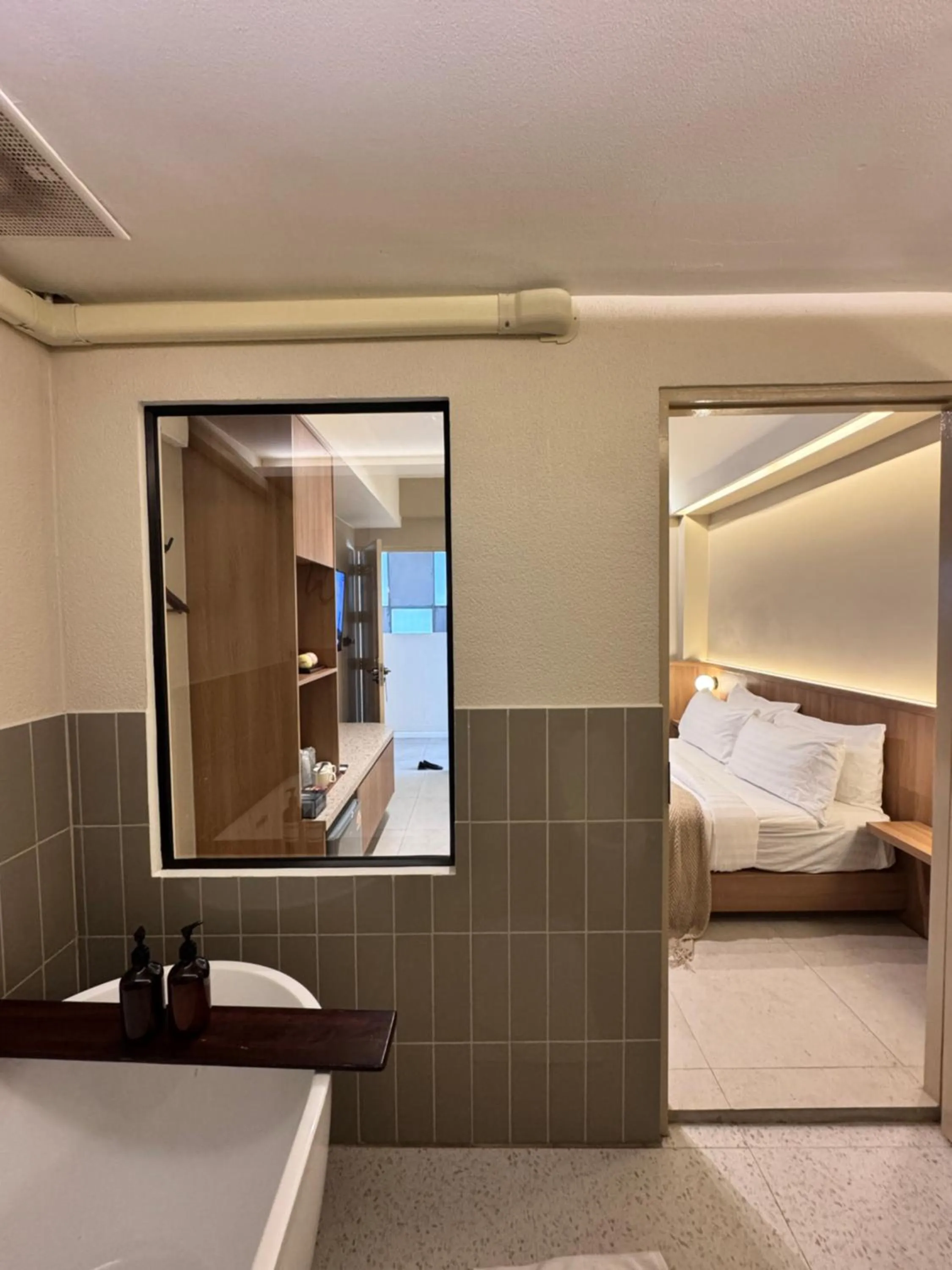 Photo of the whole room, Bed in Urban room samed